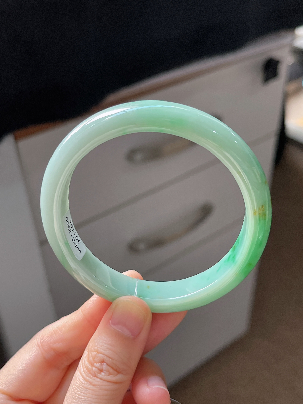 正圈57.5圈口，翡翠糯化种飘绿手镯