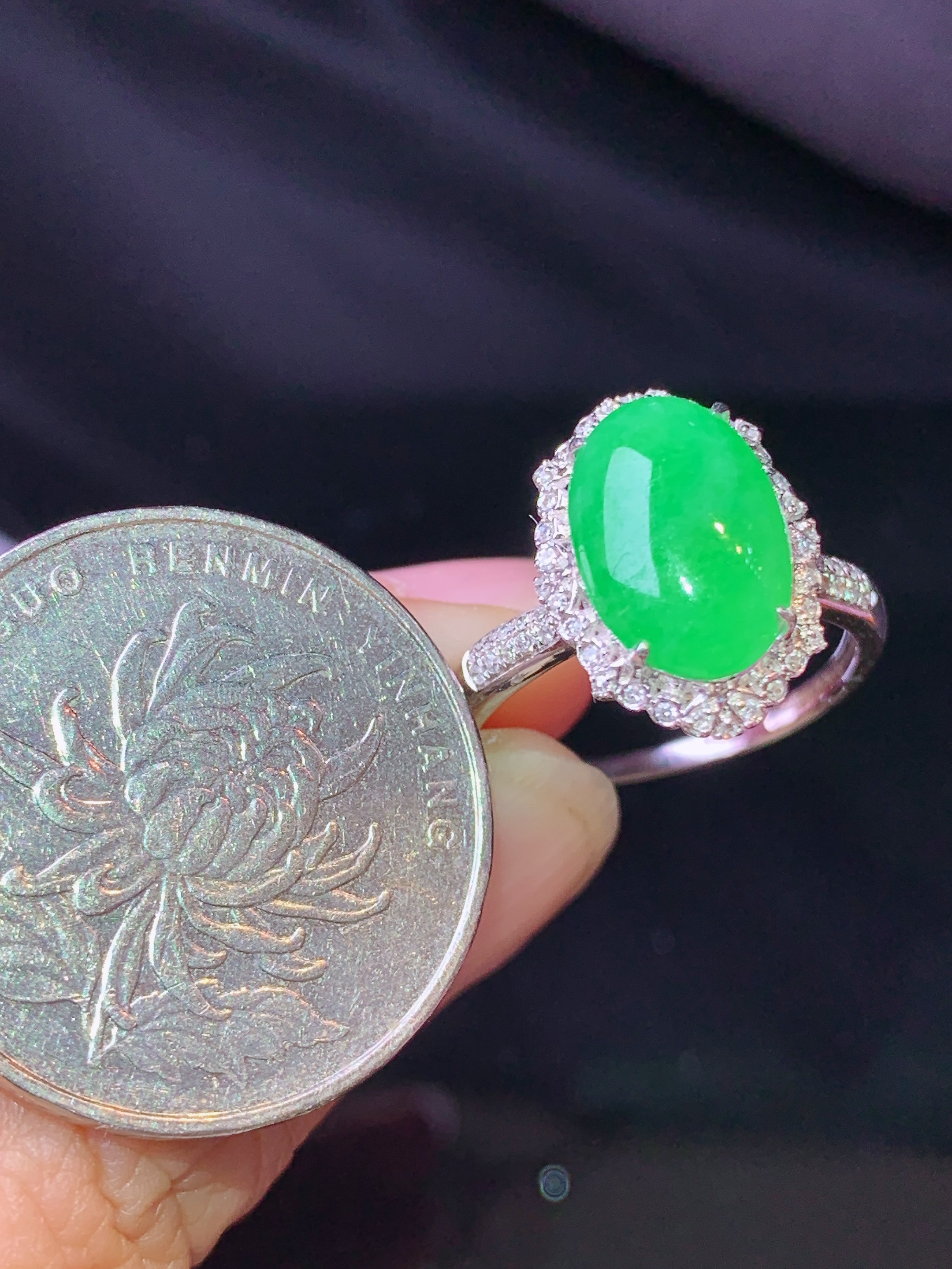 18k金钻镶嵌翠绿蛋面戒指 玉质细腻 色泽艳丽清新 水润亮眼 圈口14.5 整体尺寸15.6*11.5*8.5j2