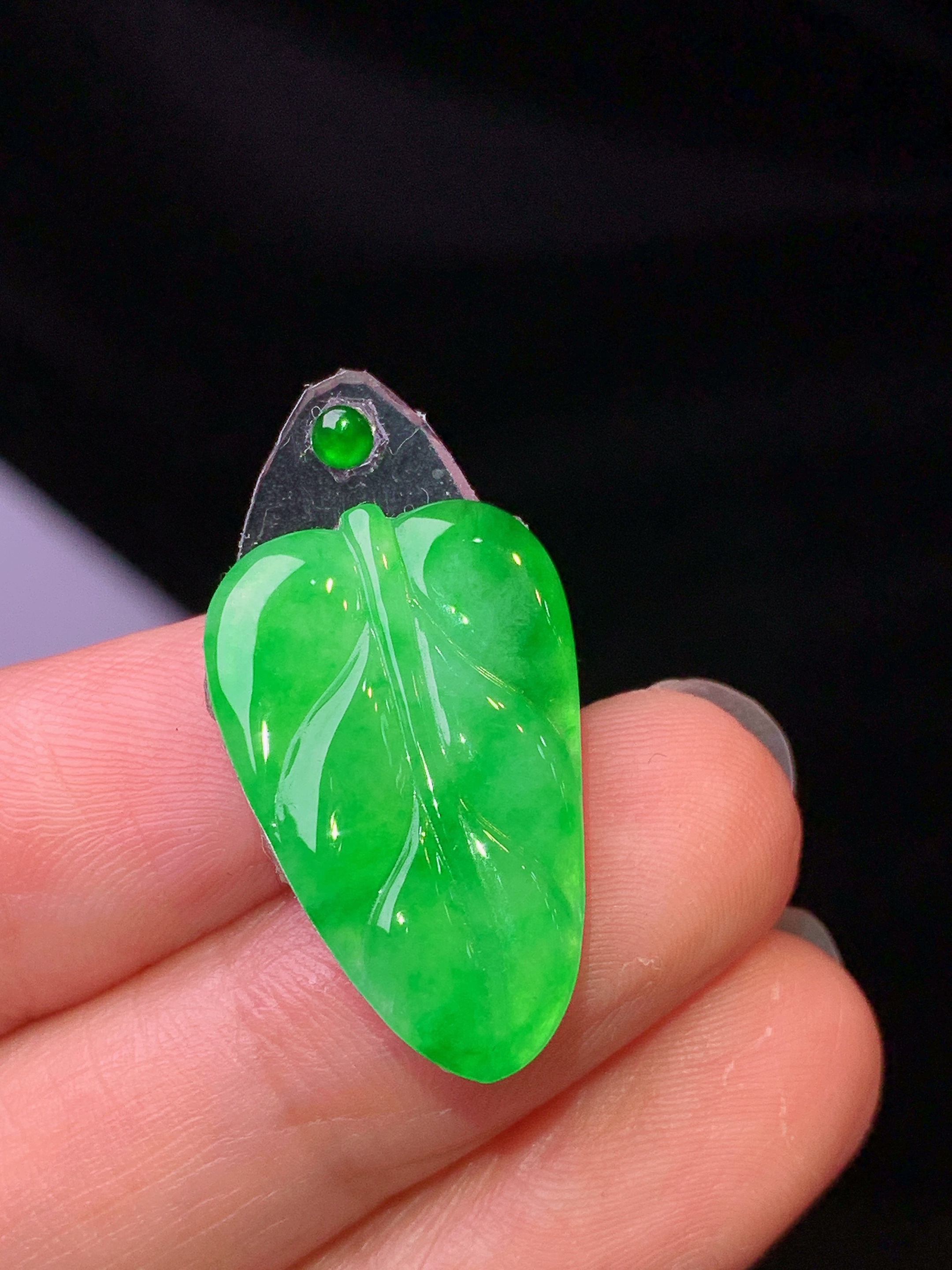 翠绿树叶吊坠 玉质细腻 色泽艳丽清新 水润亮眼 整体尺寸23.5*15*2*2x