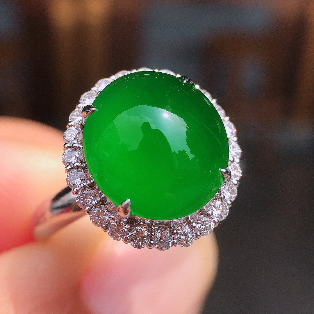满绿蛋面戒指，色泽均匀艳丽，玉质细腻，荧光感超
强，饱满圆润，尽显优雅气质，18k
金豪华镶嵌