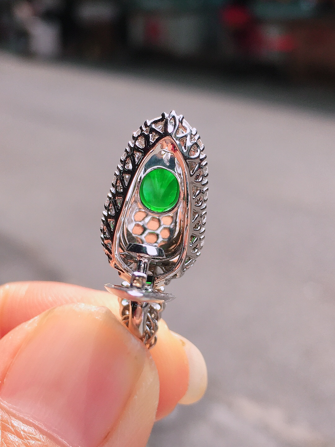 阳绿玉叶吊坠，色泽均匀艳丽，玉质细腻，荧光感超
强，饱满圆润，尽显优雅气质，18k
金豪华镶嵌