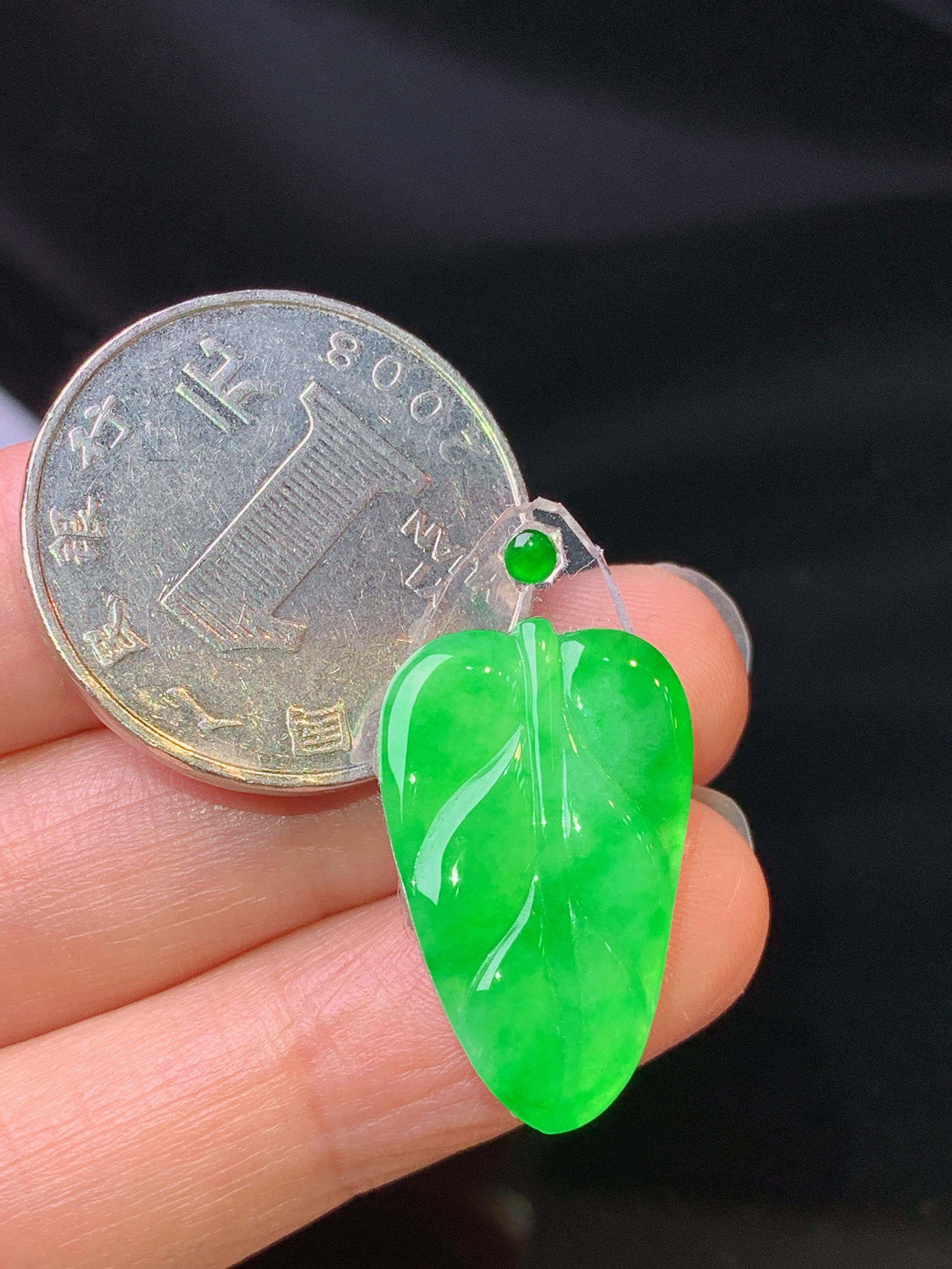 翠绿树叶吊坠 玉质细腻 色泽艳丽清新 水润亮眼 整体尺寸23.5*15*2*2x
