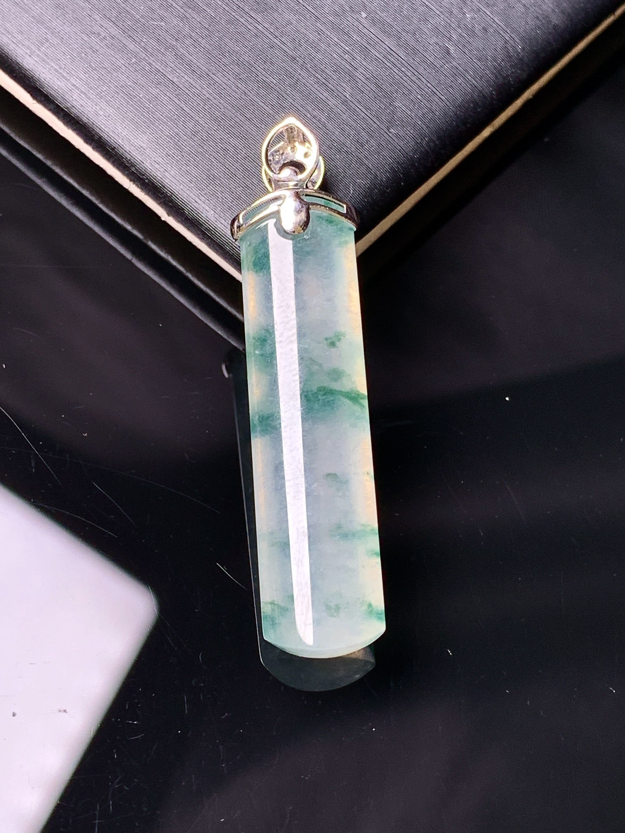 18k金钻镶嵌冰种飘绿玉柱吊坠 玉质细腻 色泽艳丽清新 水润亮眼 整体尺寸36.6*8*4.2b1