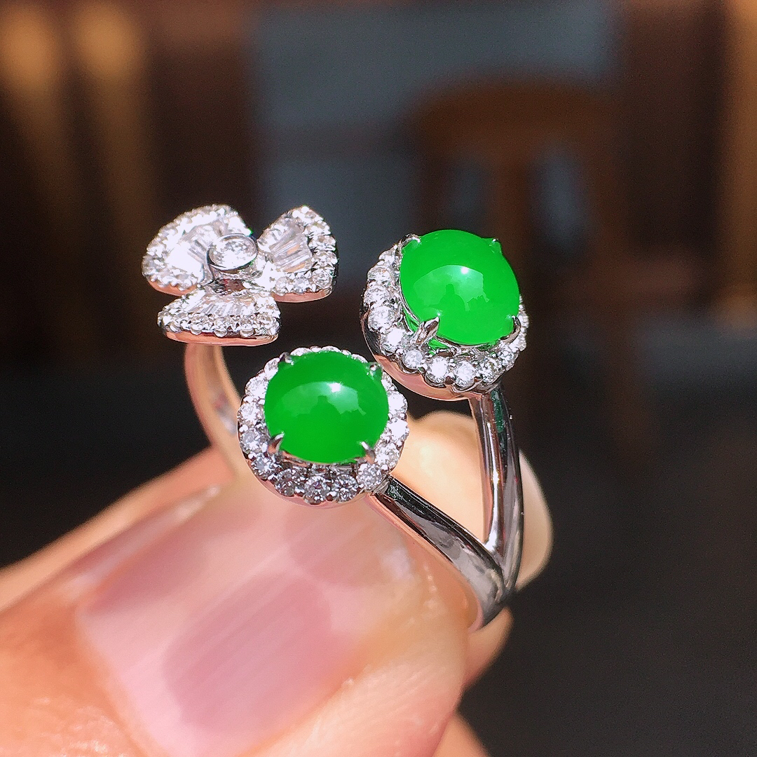 阳绿二合一戒指，色泽均匀艳丽，玉质细腻，荧光感超
强，饱满圆润，尽显优雅气质，18k
金豪华镶嵌