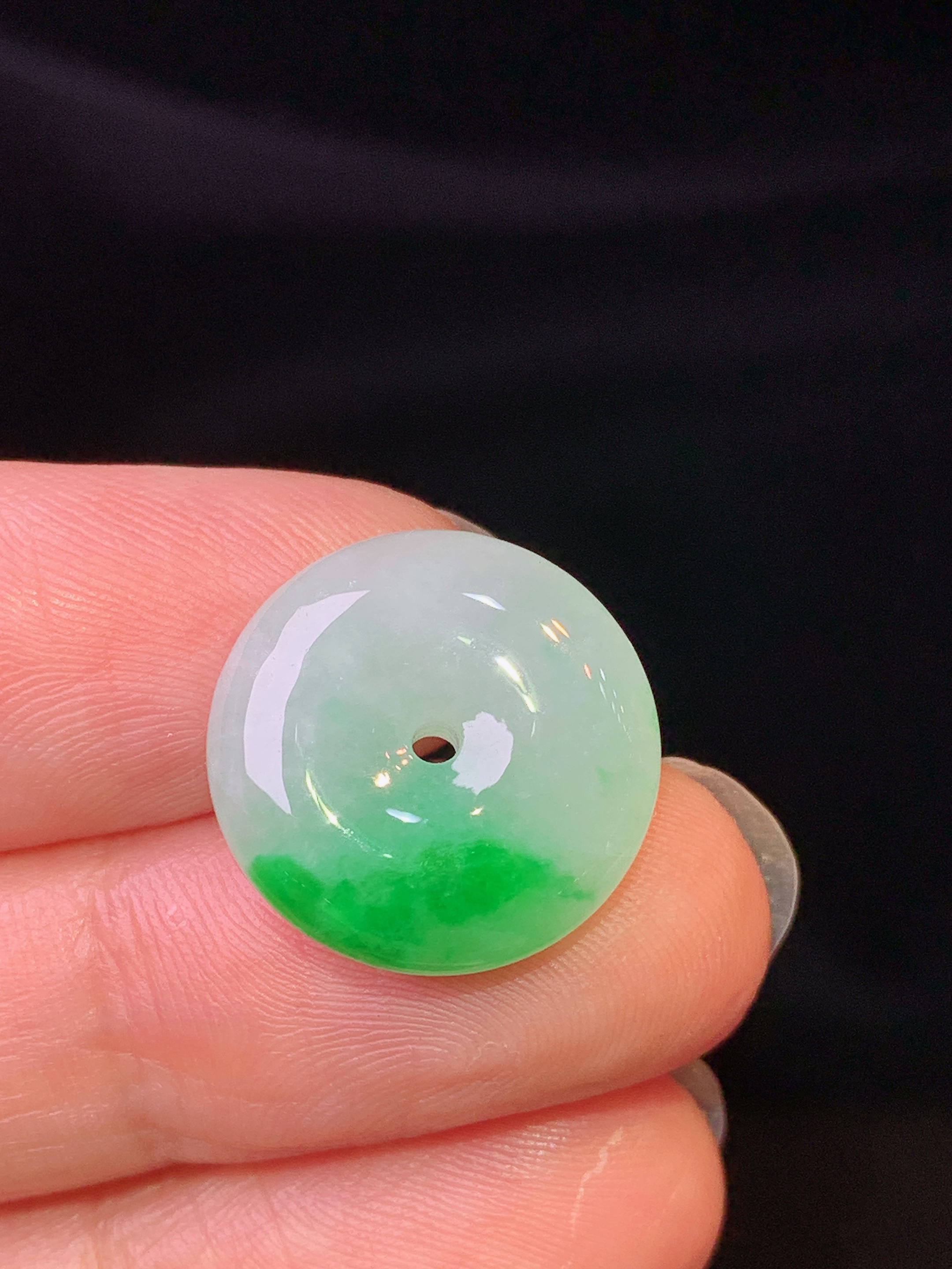 飘绿平安扣吊坠 玉质细腻 色泽艳丽清新 水润亮眼 整体尺寸16*5.2z1