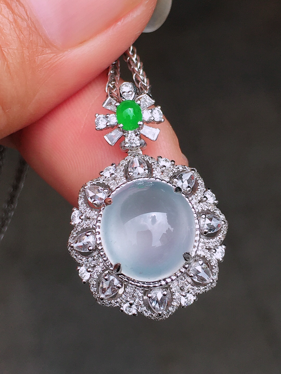 冰种蛋面吊坠，玉质细腻，荧光感超
强，饱满圆润，尽显优雅气质，18k
金豪华镶嵌