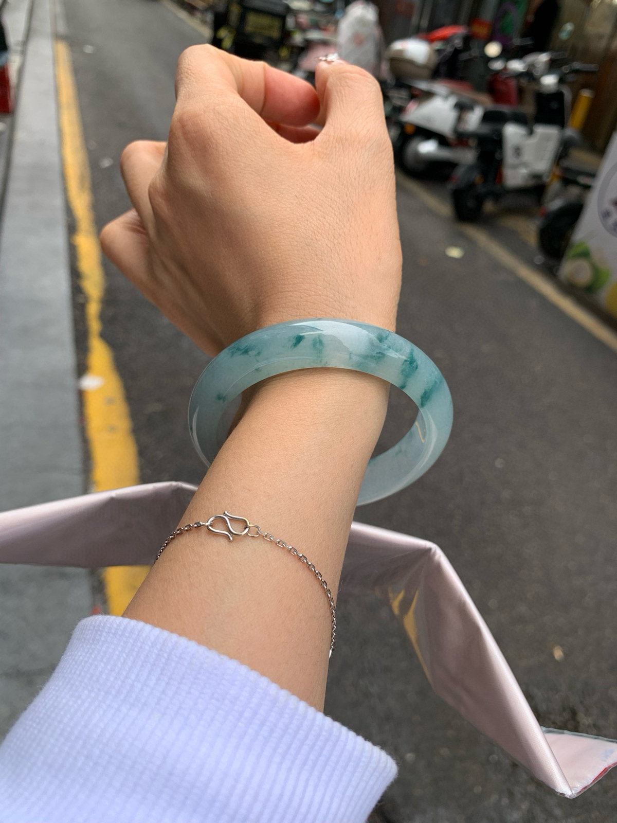 冰飘花正圈
尺寸：56-8-13
完美，底妆冰润，冰底中开出了朵朵蓝花，飘花灵动飘逸，勾勒出一幅唯美诗意的山水意境画，古典优雅又秀气。