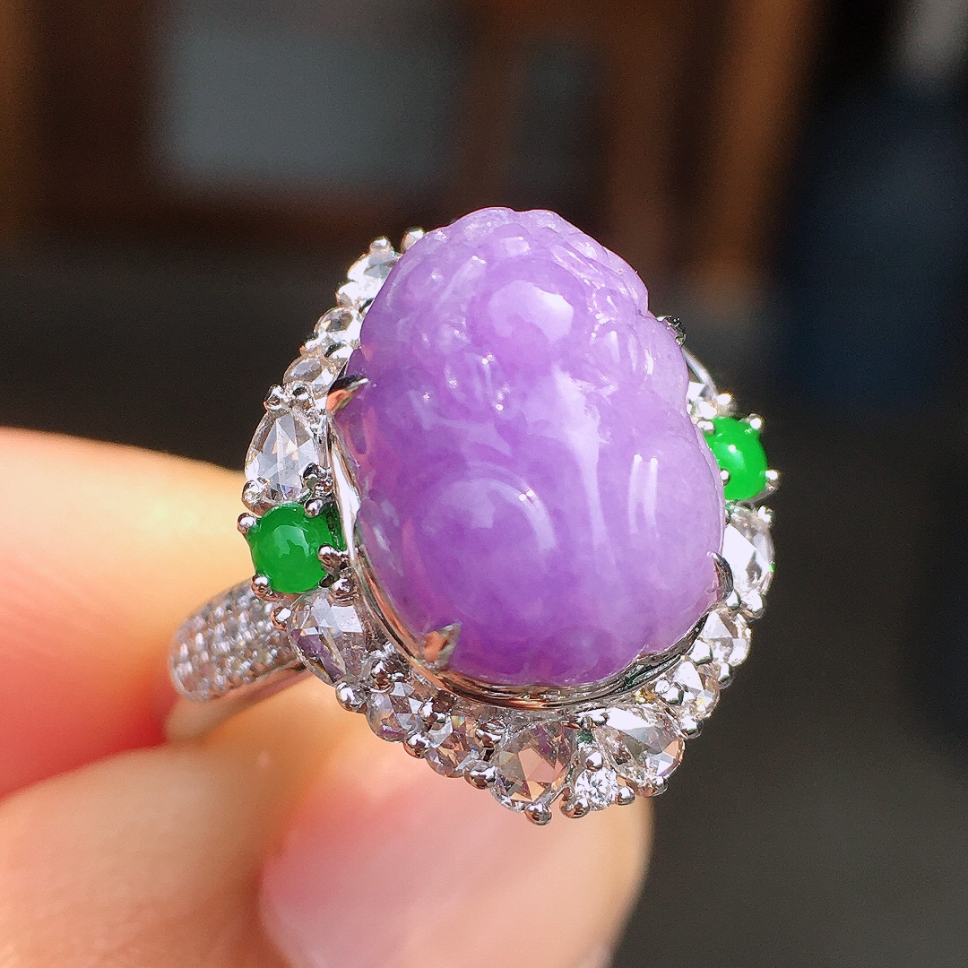 紫罗兰貔貅戒指，色泽均匀艳丽，玉质细腻，荧光感超
强，饱满圆润，尽显优雅气质，18k
金豪华镶嵌