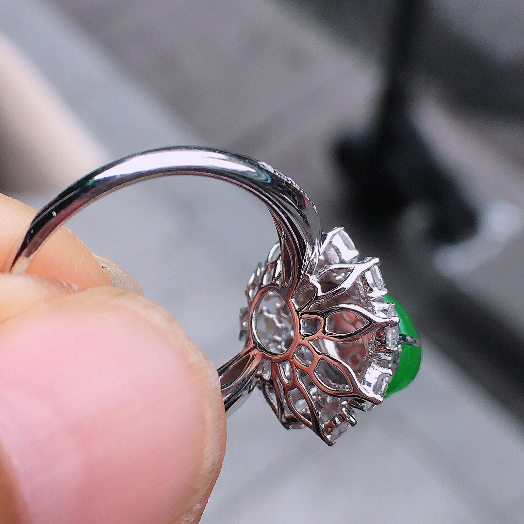 阳绿蛋面戒指，色泽均匀艳丽，玉质细腻，荧光感超
强，饱满圆润，尽显优雅气质，18k
金豪华镶嵌