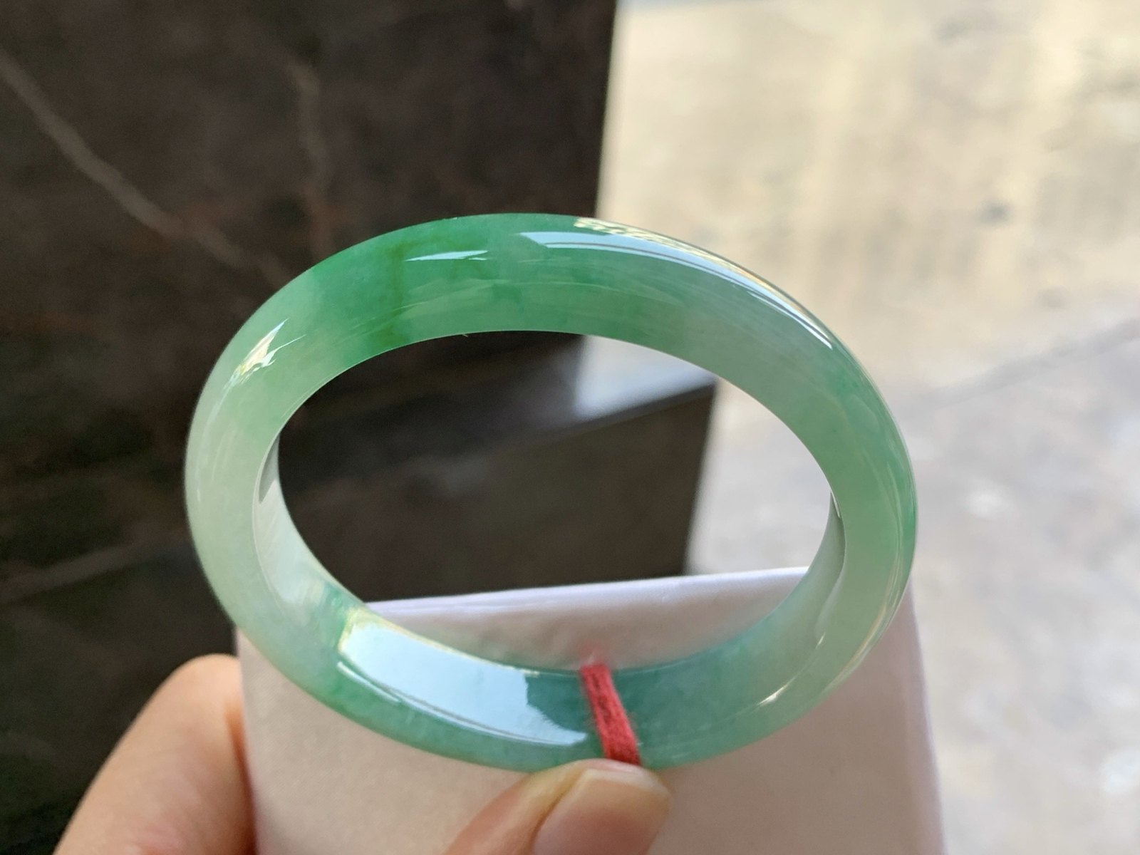 53.7-11.7-7.3

飘绿贵妃手镯^_^正圈51可以带