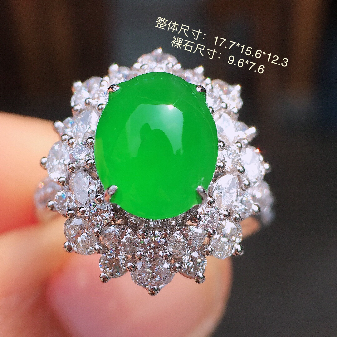 阳绿蛋面戒指，色泽均匀艳丽，玉质细腻，荧光感超
强，饱满圆润，尽显优雅气质，18k
金豪华镶嵌