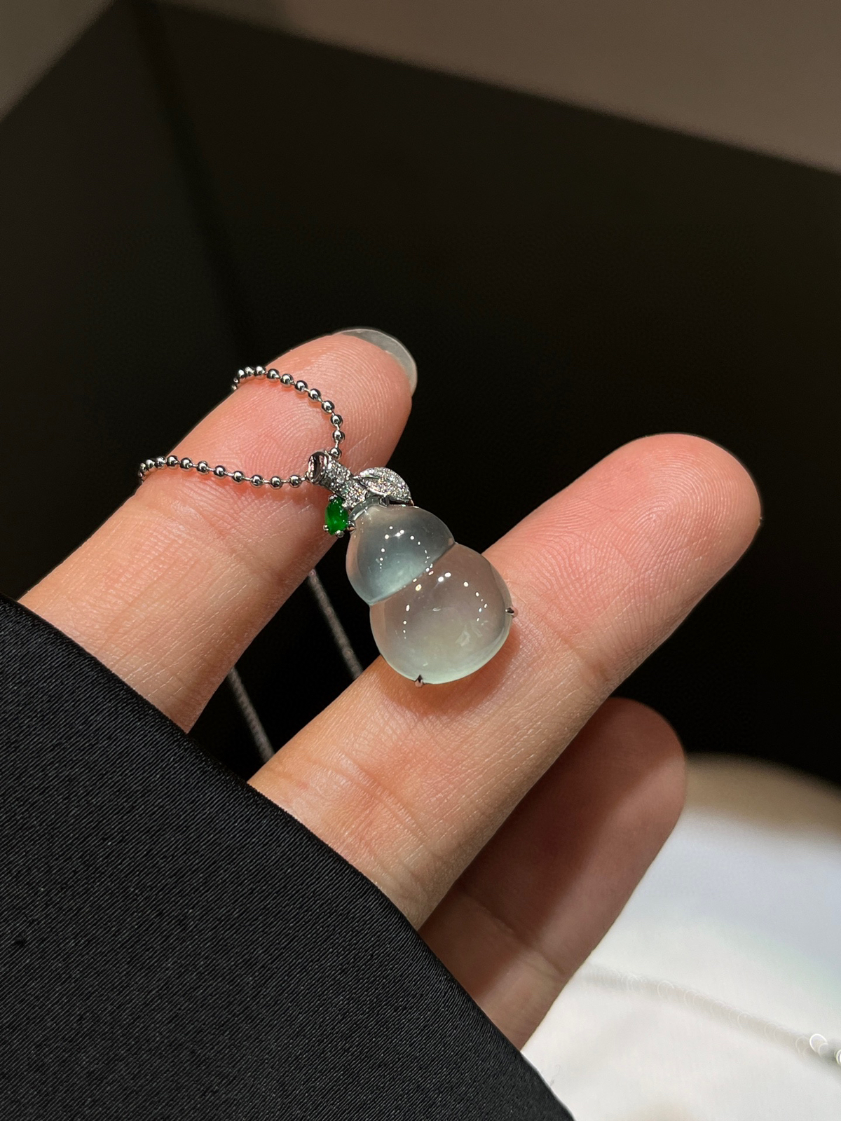 高冰湖水绿｜清透如湖水
-

冰感十足，底色干净温柔
不挑肤色，越戴越显气质
18k金镶嵌