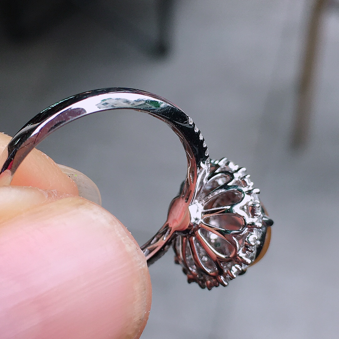 黄翡蛋面戒指，色泽均匀艳丽，玉质细腻，荧光感超
强，饱满圆润，尽显优雅气质，18k
金豪华镶嵌