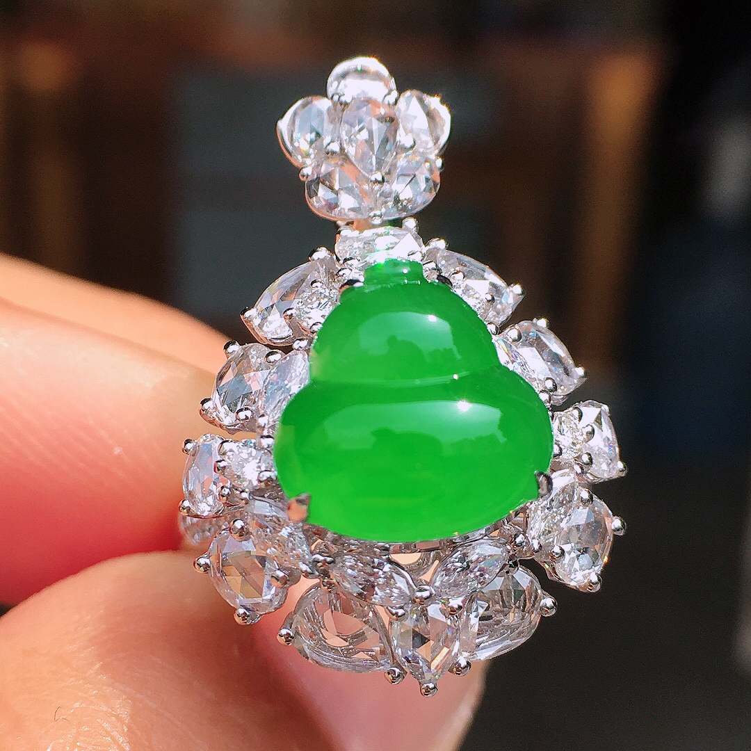 阳绿葫芦戒指/吊坠两用款，色泽均匀艳丽，玉质细腻，荧光感超
强，饱满圆润，尽显优雅气质，18k
金豪