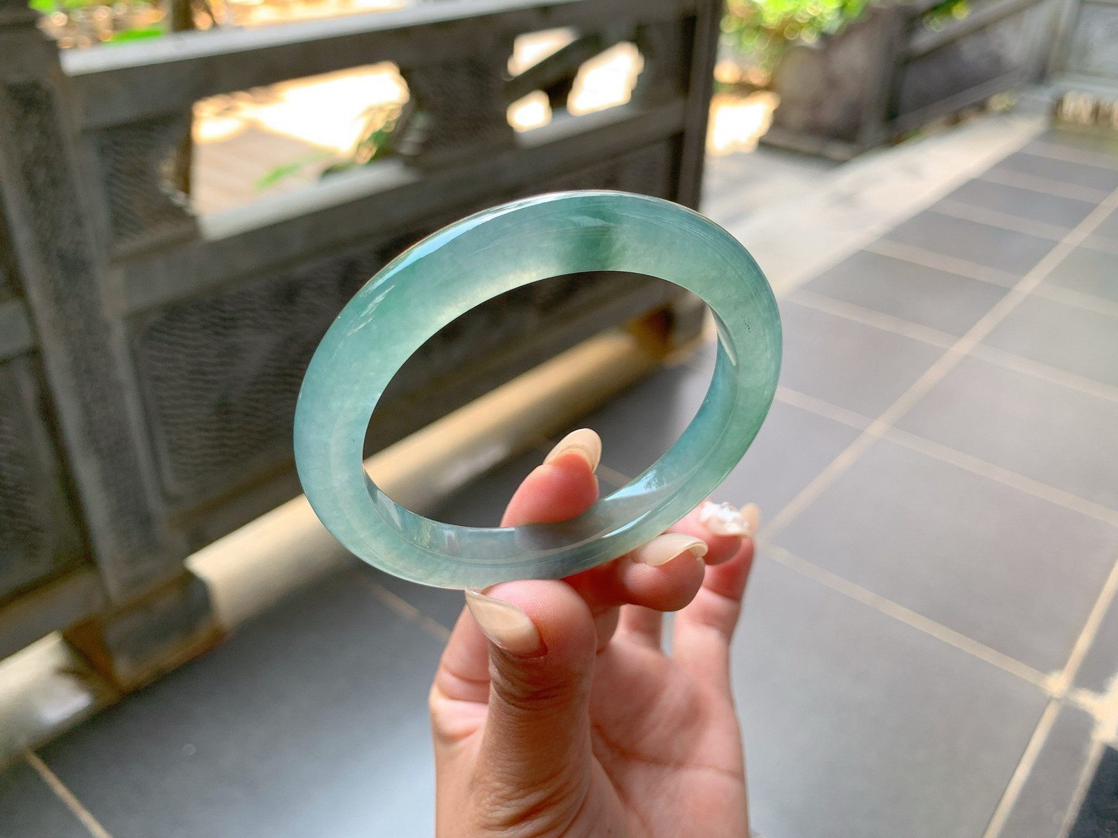 ｜56圈口
冰蓝水底，像深邃的大海一般幽静明亮，一整圈都是水汪汪的，种老透亮，