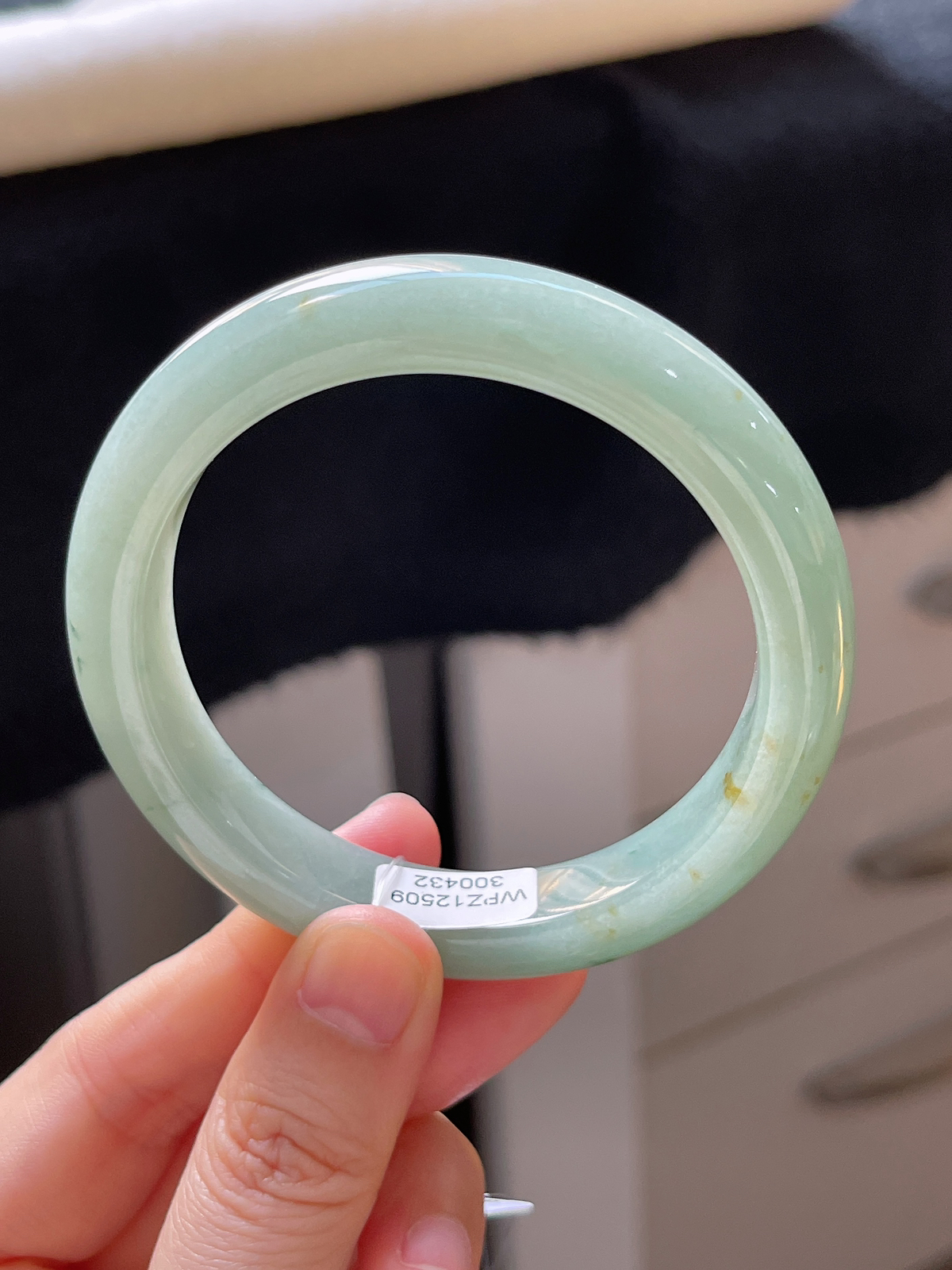 正圈55.1圈口，翡翠糯化种浅绿色手镯