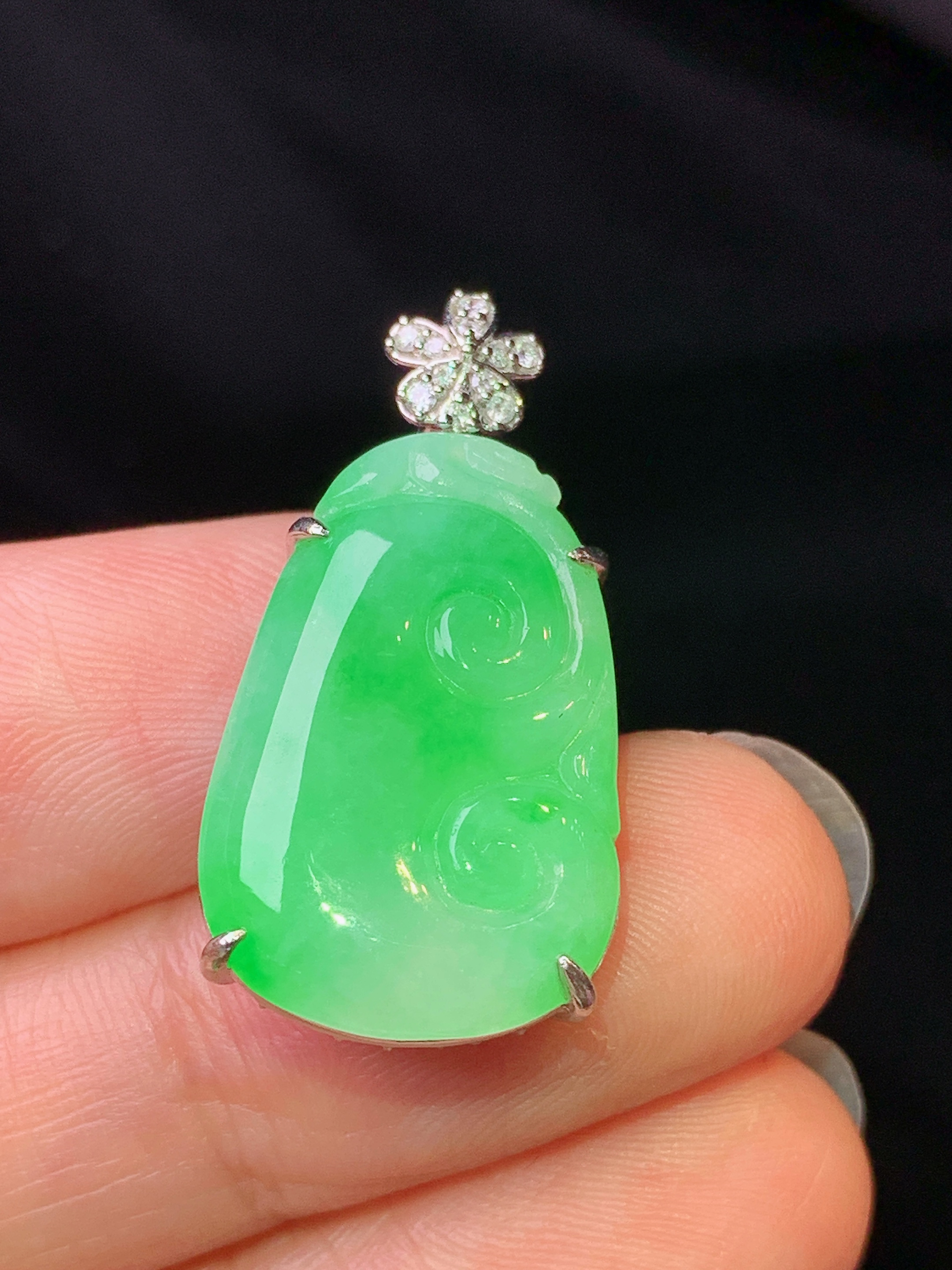 18k金钻镶嵌翠绿如意吊坠 玉质细腻 色泽艳丽清新 水润亮眼 整体尺寸28.3*14.5*6.6j2