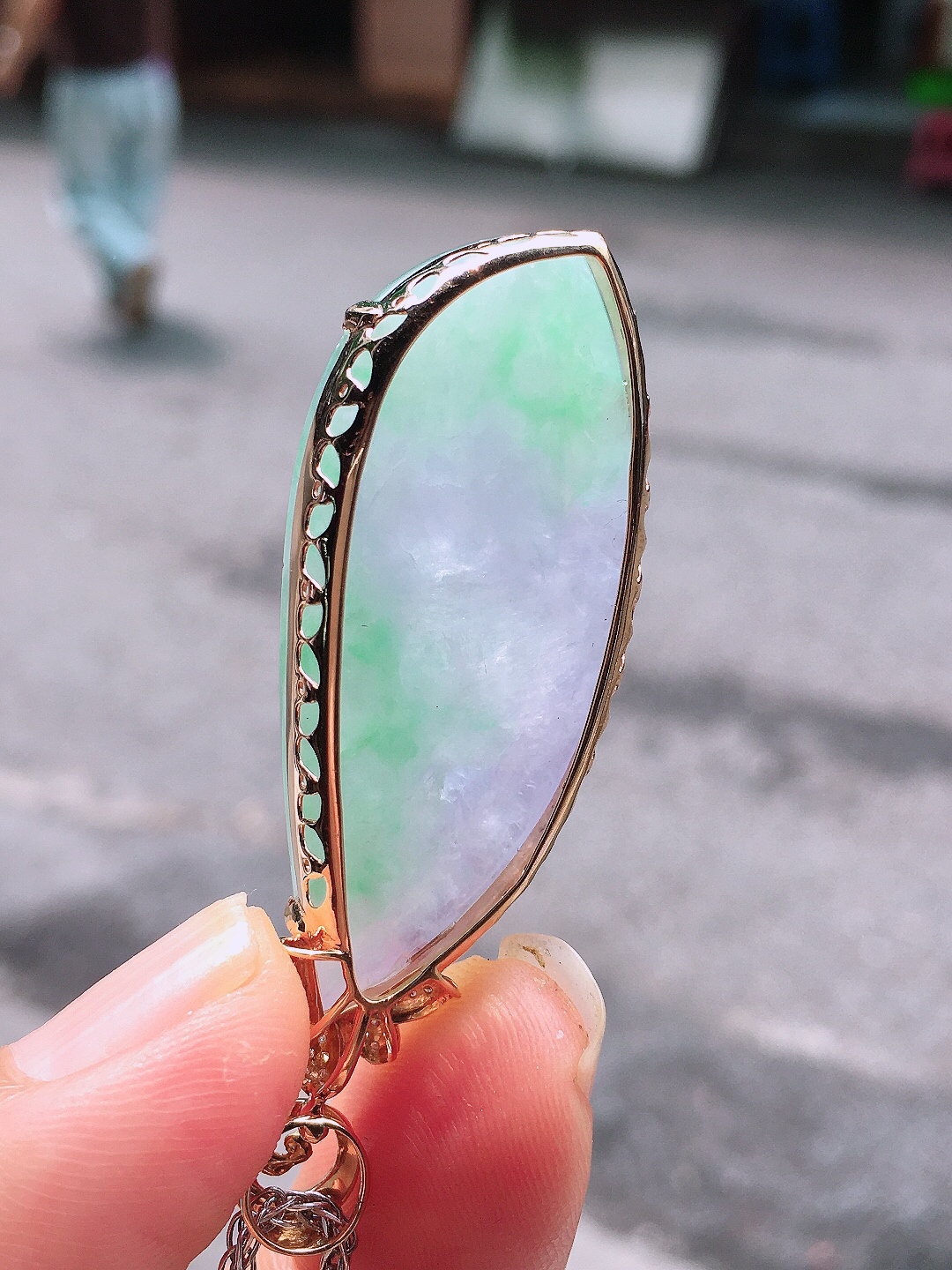 春彩随形吊坠，色泽艳丽，玉质细腻，荧光感超
强，饱满圆润，尽显优雅气质，18k
金豪华镶嵌