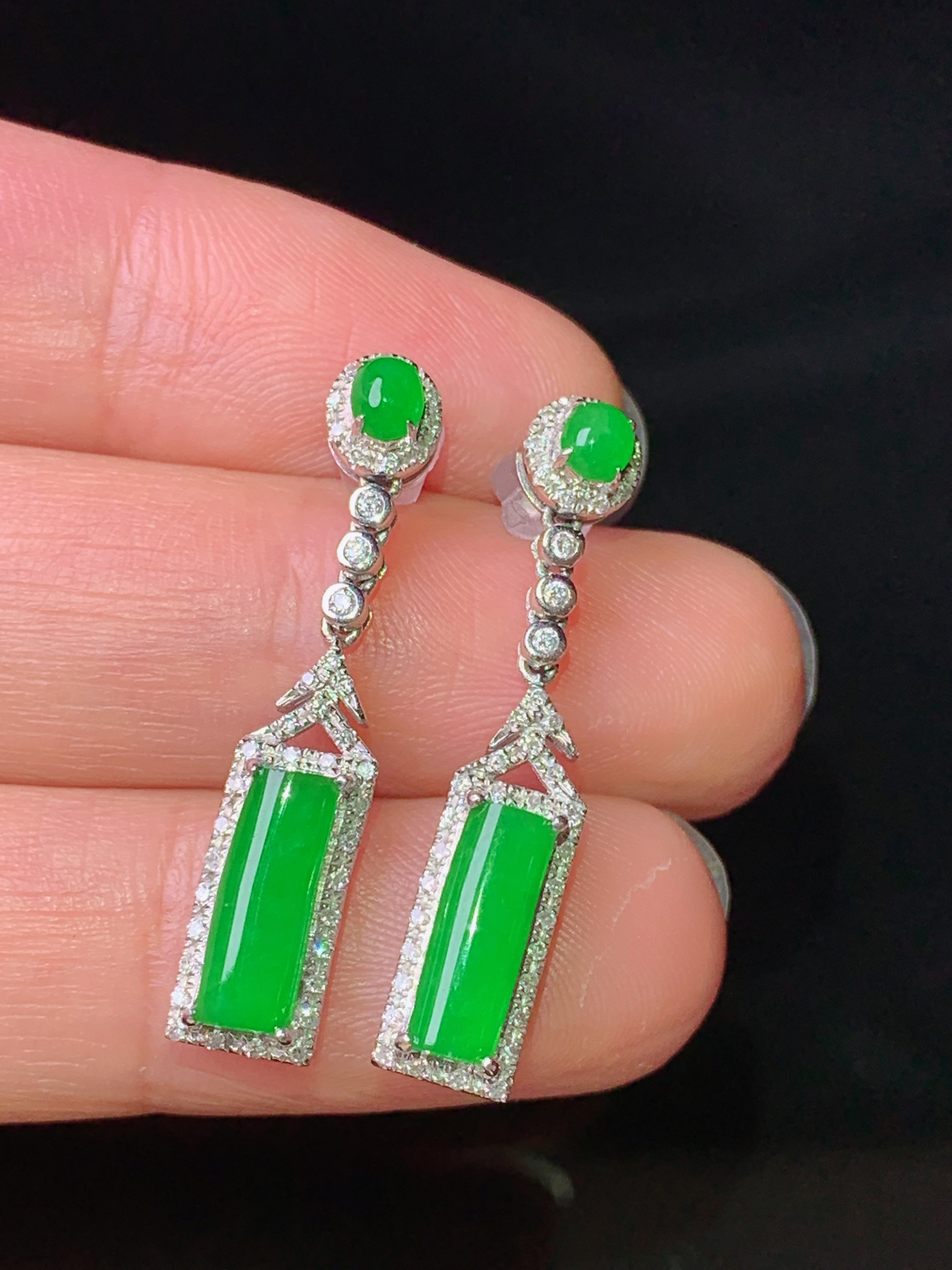 18k金钻镶嵌满绿玉柱耳坠 玉质细腻 色泽艳丽清新 水润亮眼 整体尺寸29*5.8*5z1