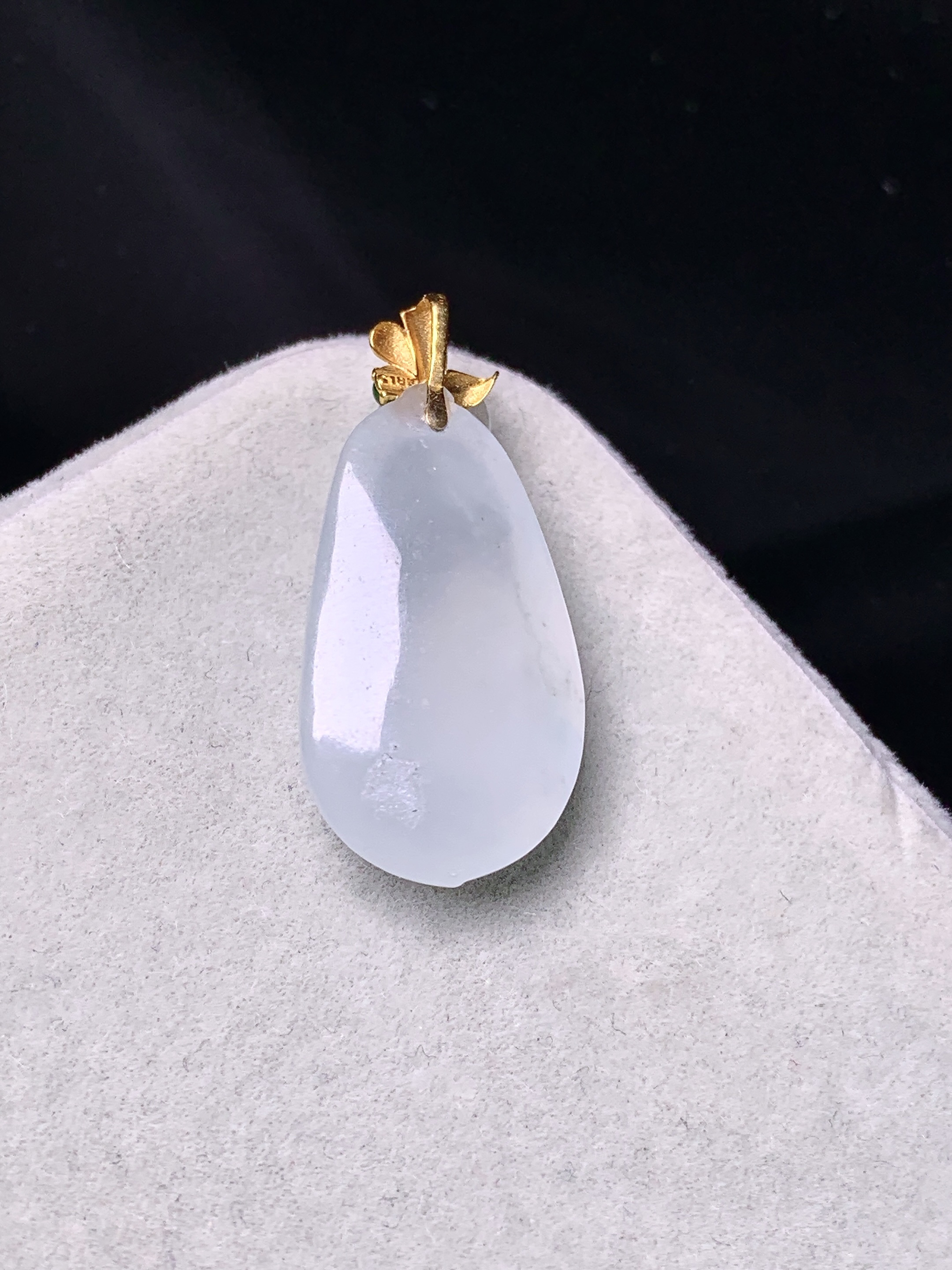 18k金镶嵌冰种福瓜吊坠 玉质细腻 色泽艳丽清新 水润亮眼 整体尺寸26.2*12.2*6.8j2