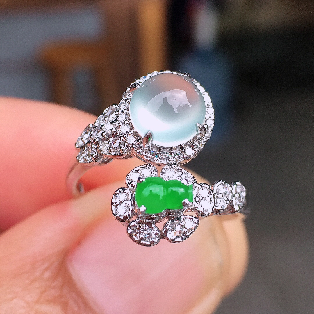 （冰+绿）二合一戒指，色泽均匀艳丽，玉质细腻，荧光感超
强，饱满圆润，尽显优雅气质，18k
金豪华镶嵌