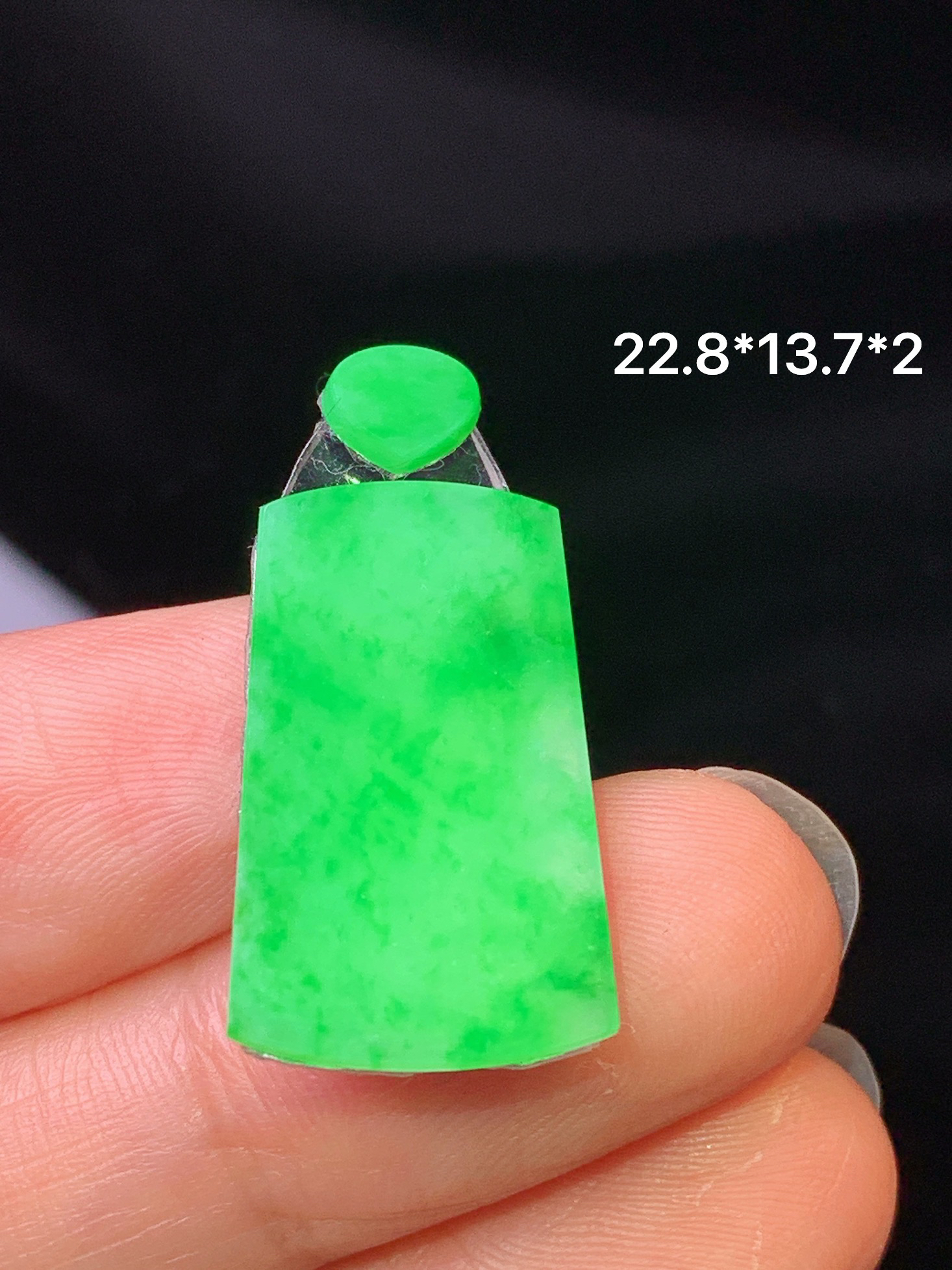 镶嵌款 翠绿无事牌吊坠 玉质细腻 色泽艳丽清新 水润亮眼 整体尺寸22.8*13.7*2*2x