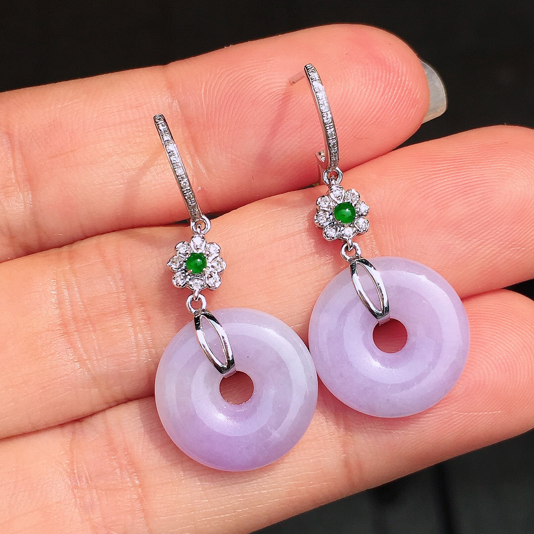 紫罗兰平安扣耳坠，色泽均匀艳丽，玉质细腻，荧光感超
强，饱满圆润，尽显优雅气质，18k
金豪华镶嵌