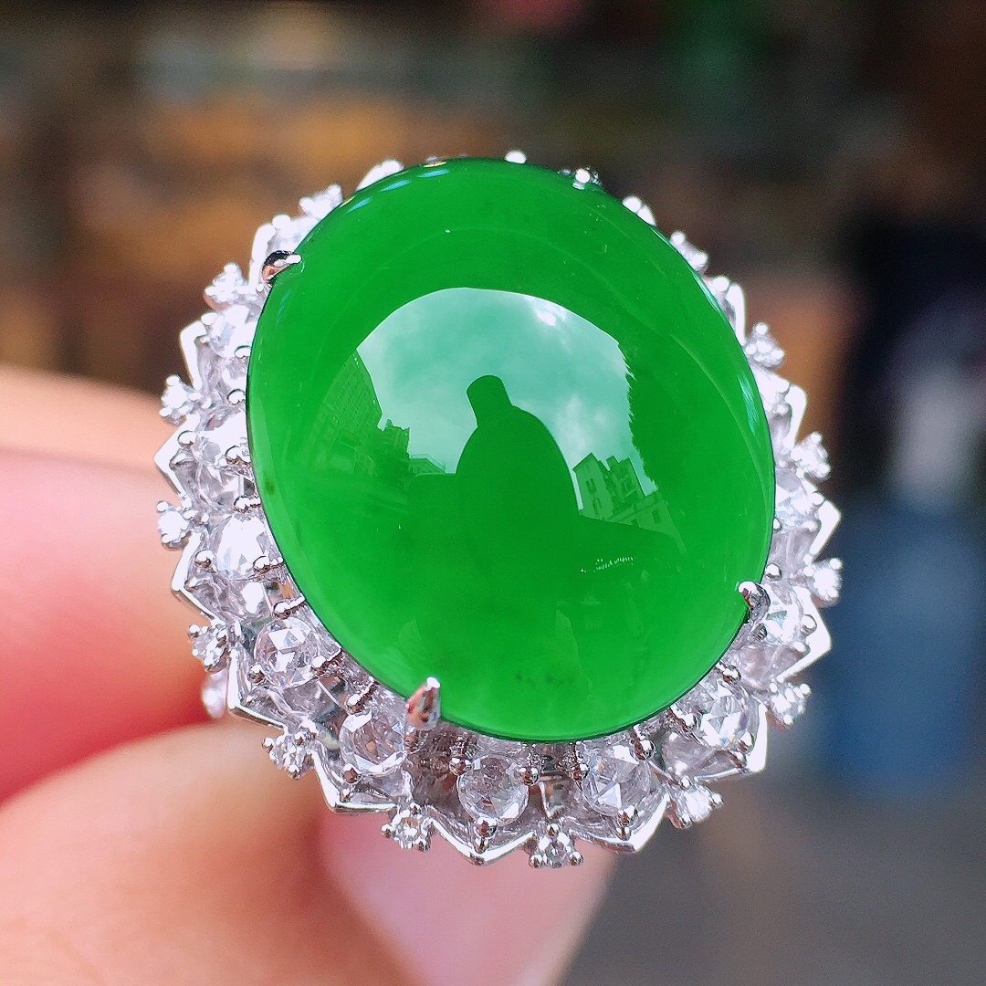 满绿蛋面戒指，色泽均匀艳丽，玉质细腻，荧光感超
强，饱满圆润，尽显优雅气质，18k
金豪华镶嵌