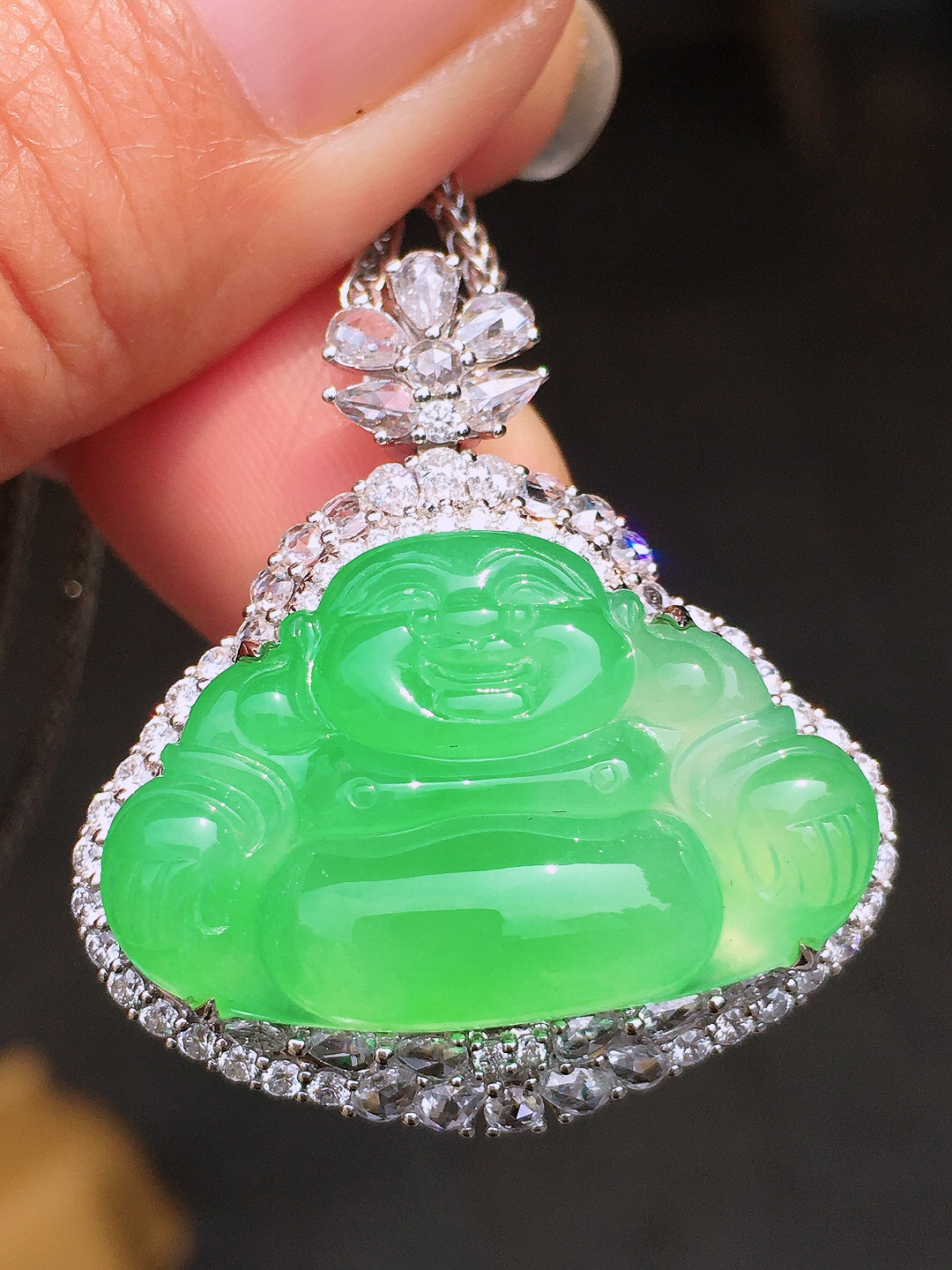 阳绿佛公吊坠，色泽均匀艳丽，玉质细腻，荧光感超
强，饱满圆润，尽显优雅气质，18k
金豪华镶嵌