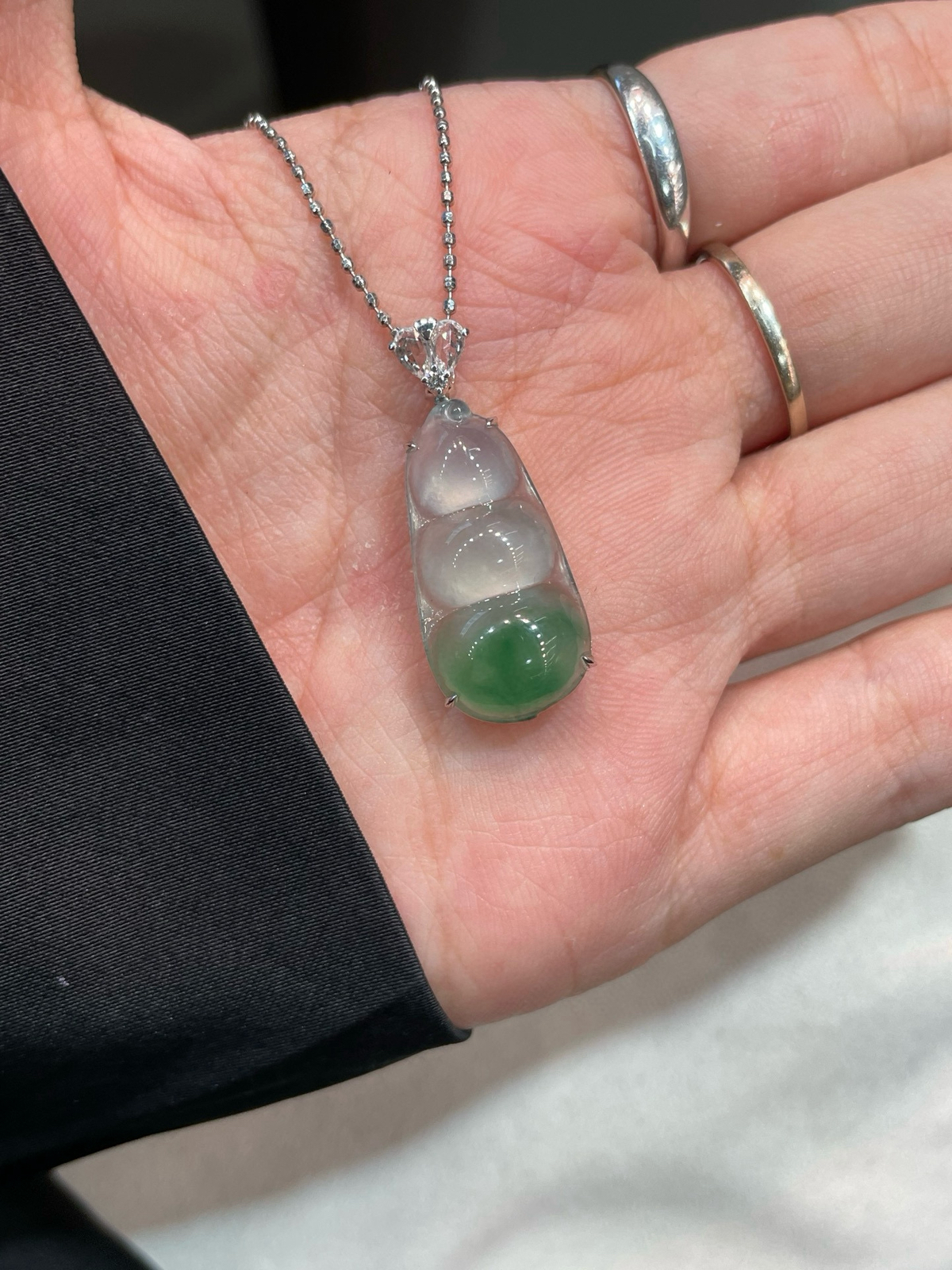 冰种 起光 飘绿花 福豆吊坠 半山半水

18k金简镶嵌