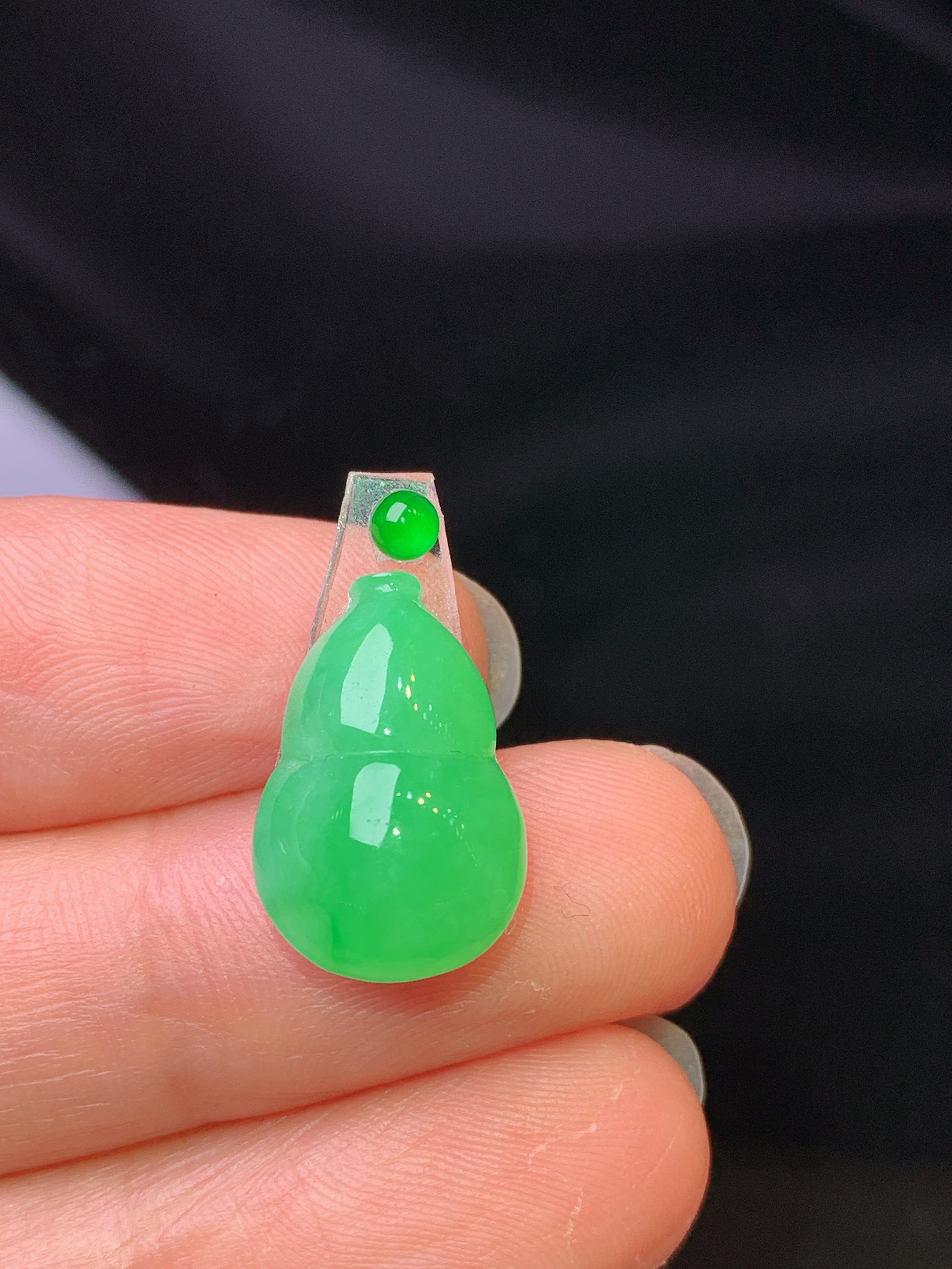 镶嵌款 翠绿葫芦吊坠 玉质细腻 色泽艳丽清新 水润亮眼 整体尺寸16.3*10.8*4.8*2x