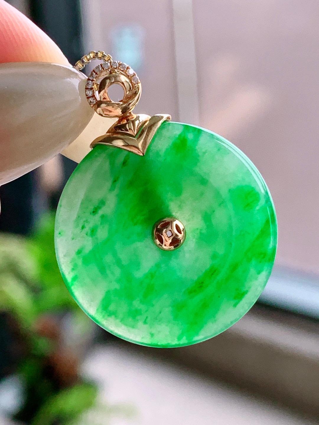 冰飘绿花平安扣
【整体】31.6
【裸石】24.2-3.6