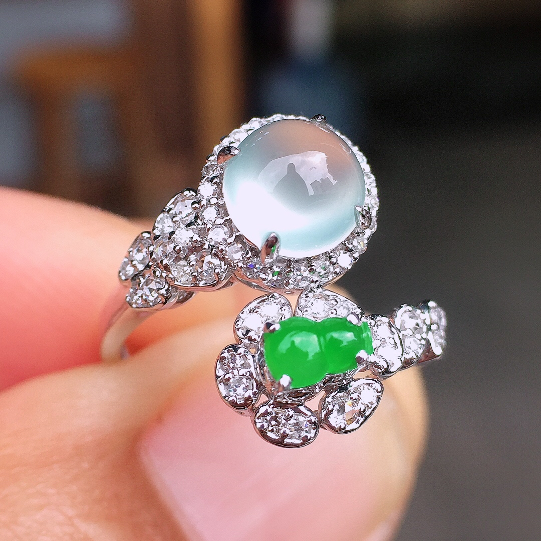 （冰+绿）二合一戒指，色泽均匀艳丽，玉质细腻，荧光感超
强，饱满圆润，尽显优雅气质，18k
金豪华镶嵌