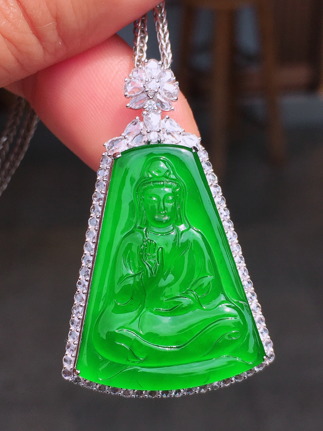 阳绿观音吊坠，色泽均匀艳丽，玉质细腻，荧光感超
强，饱满圆润，尽显优雅气质，18k
金豪华镶嵌