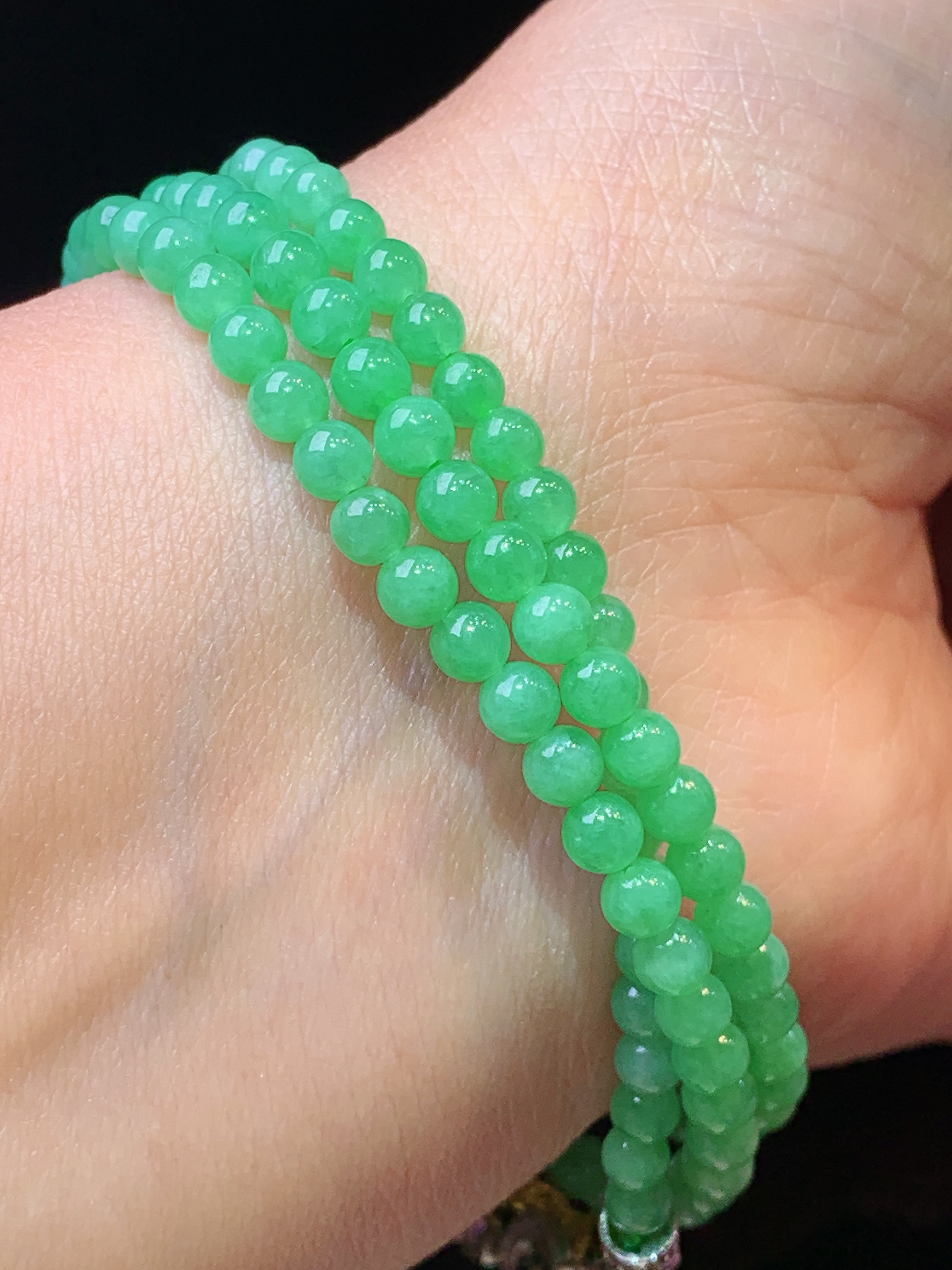 翠绿圆珠项链 玉质细腻 色泽艳丽清新 水润亮眼 整体尺寸4z1