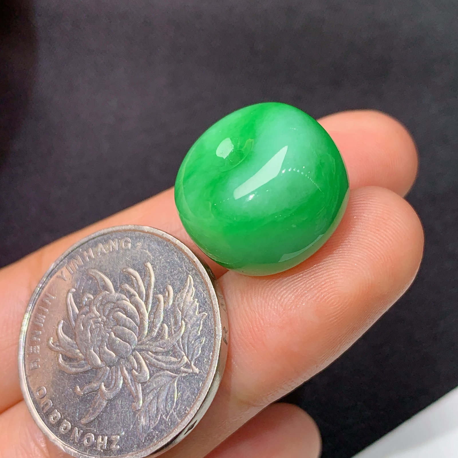 飘绿路路通，冰润色阳，玉质细腻，种水足，Nt  尺寸11.5*16.7