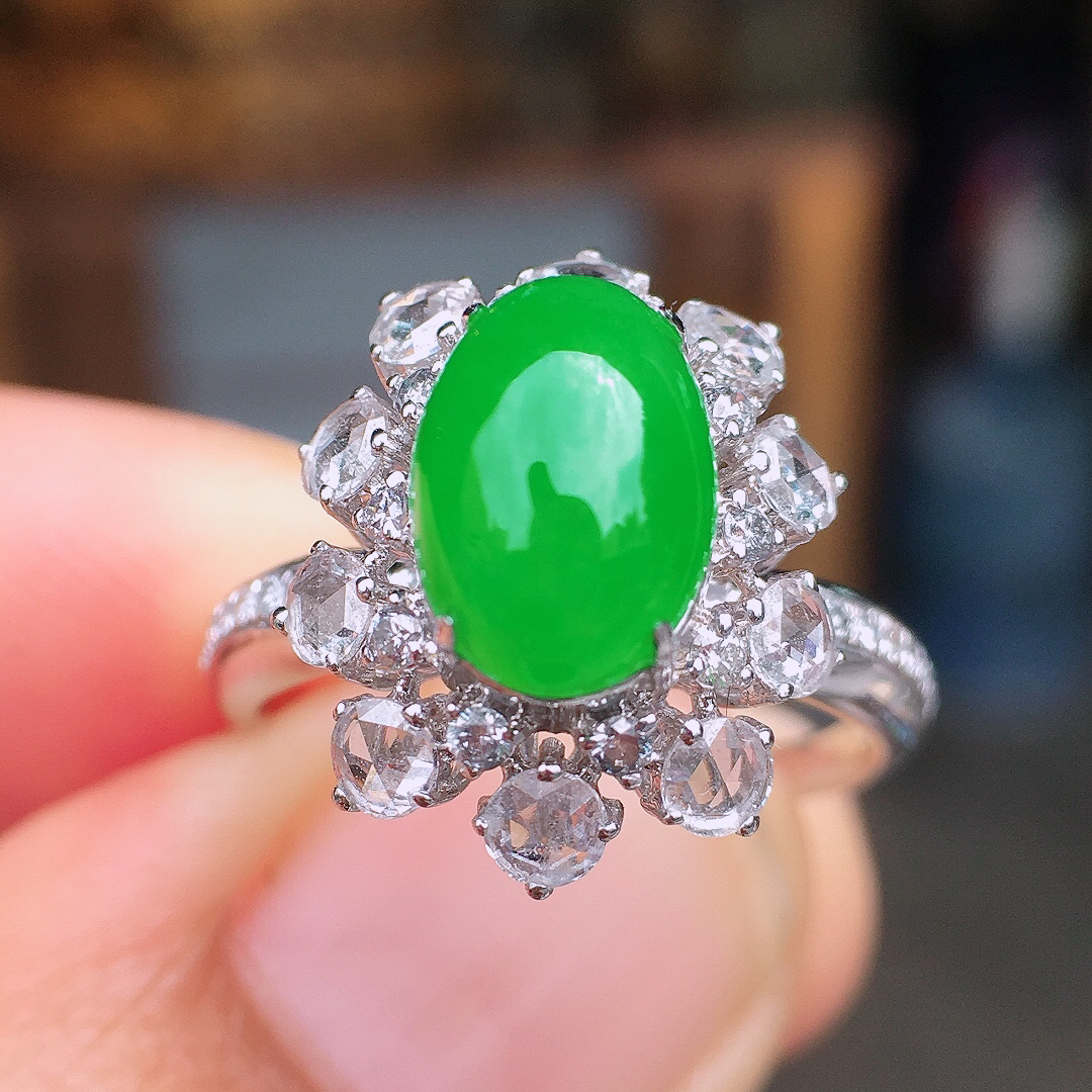 阳绿蛋面戒指，色泽均匀艳丽，玉质细腻，荧光感超
强，饱满圆润，尽显优雅气质，18k
金豪华镶嵌