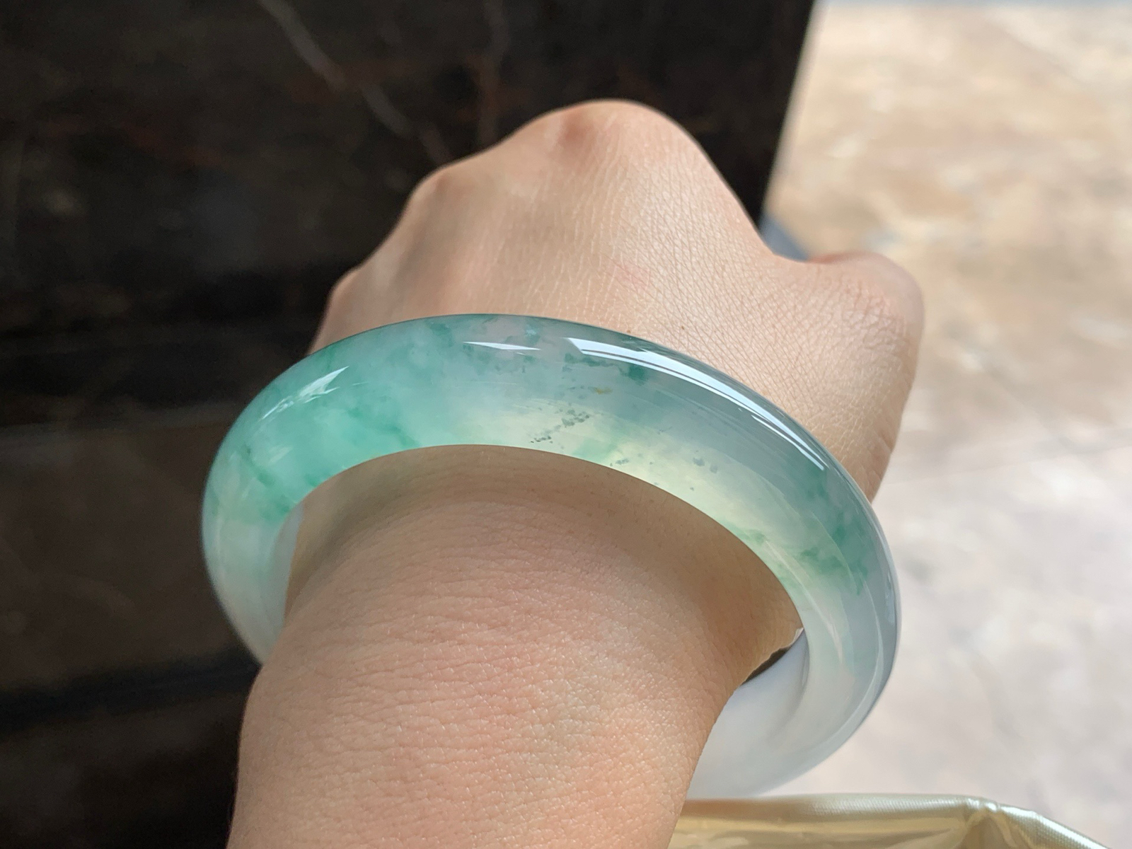 57.5-12.4-7.2

冰种飘花手镯^_^冰透