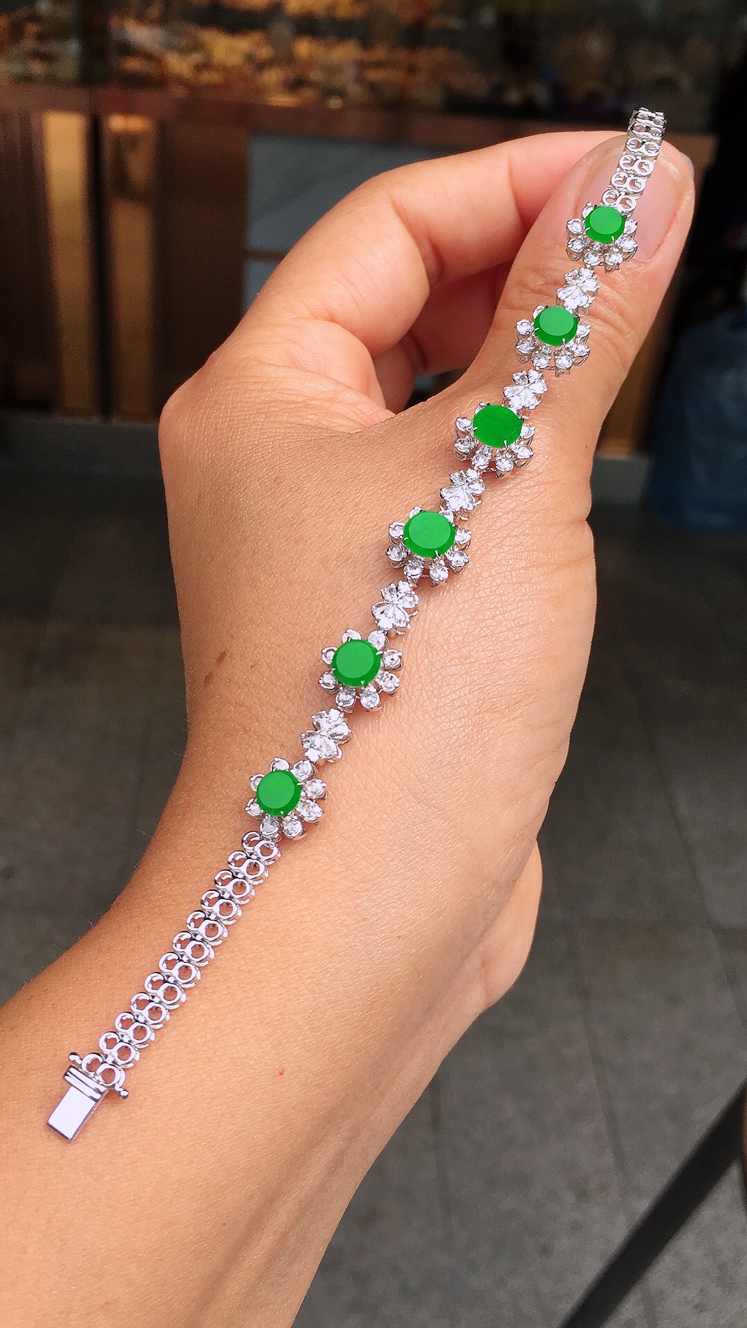 阳绿平安扣手链，色泽均匀艳丽，玉质细腻，荧光感超
强，饱满圆润，尽显优雅气质，18k
金豪华镶嵌