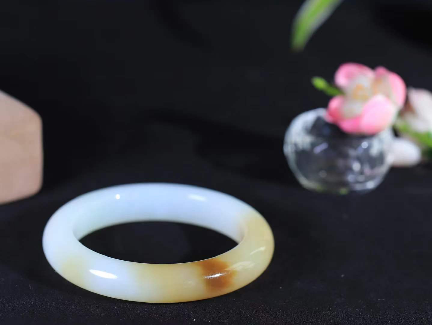 （温柔雅致.手镯）

精品️和田玉糖白玉手镯。镯型饱满，温润细腻，脂润沁香。️执一卷书，沏一