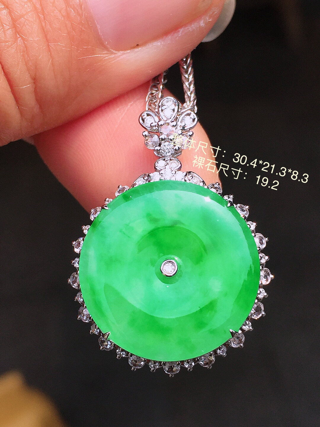 阳绿平安扣吊坠，色泽均匀艳丽，玉质细腻，荧光感超
强，饱满圆润，尽显优雅气质，18k
金豪华镶嵌