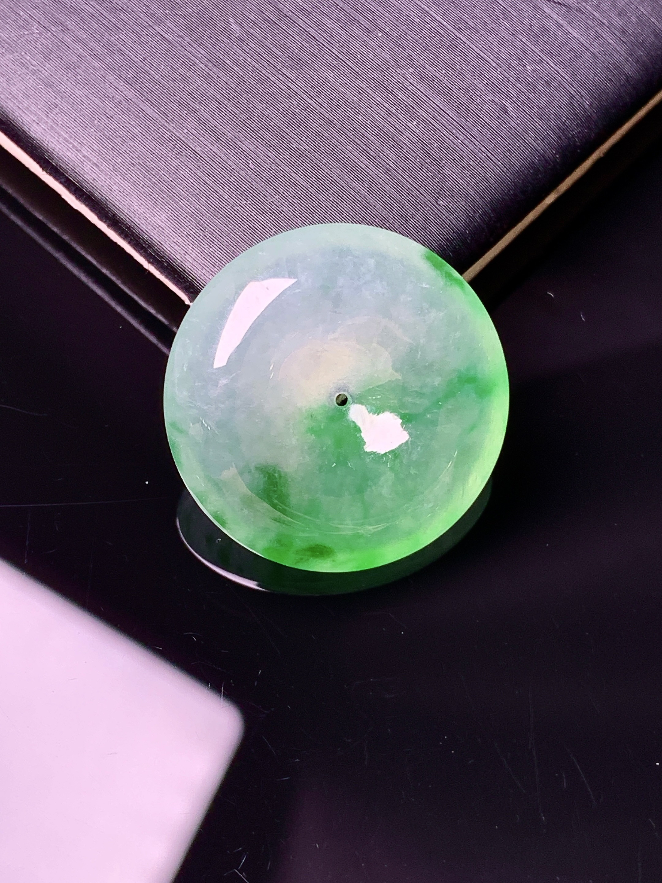 冰种飘绿平安扣吊坠 玉质细腻 色泽艳丽清新 水润亮眼 整体尺寸21.6*6d3