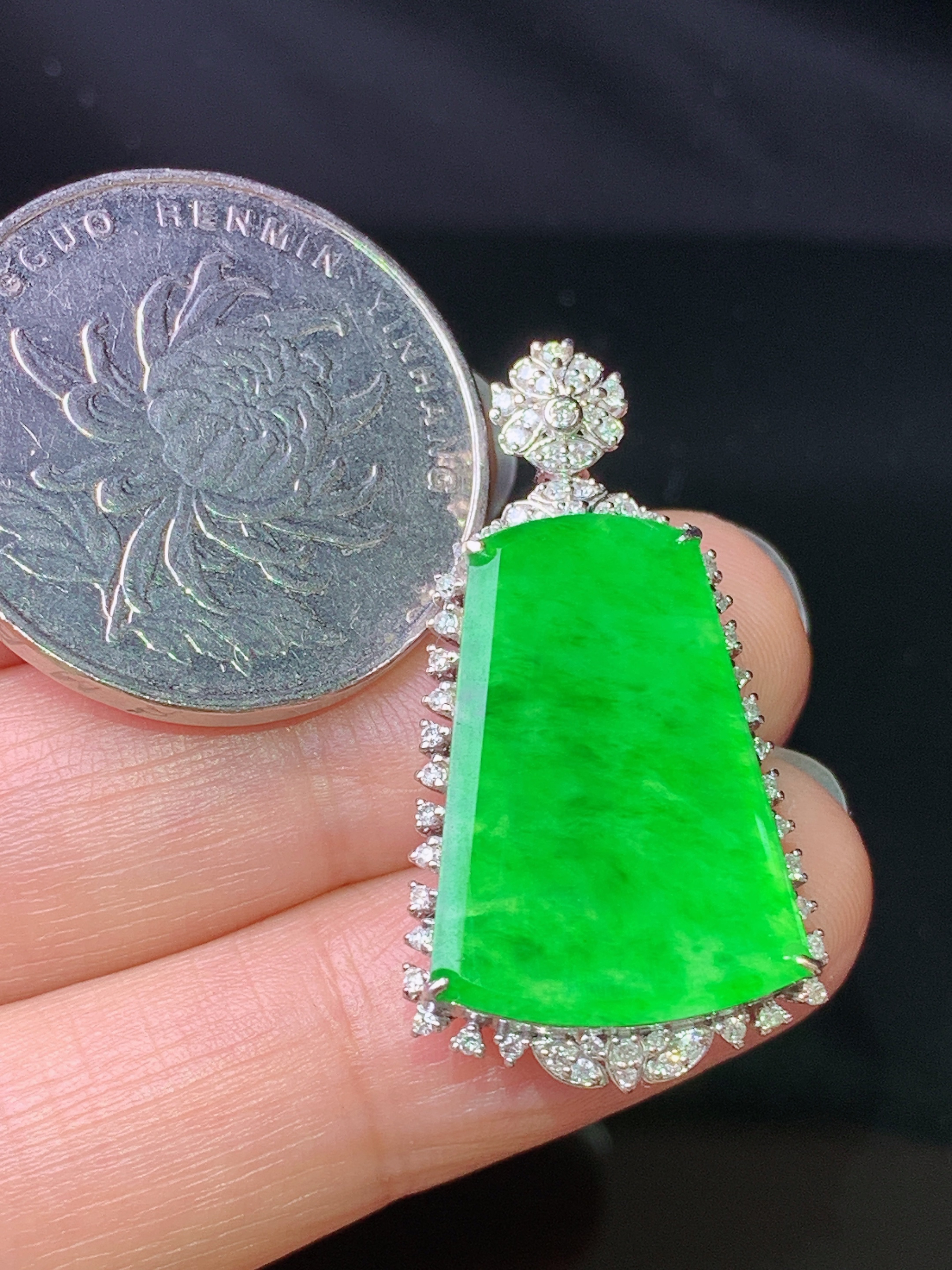 18k金钻镶嵌翠绿无事牌吊坠 玉质细腻 色泽艳丽清新 水润亮眼 整体尺寸31.6*17*6.5j2