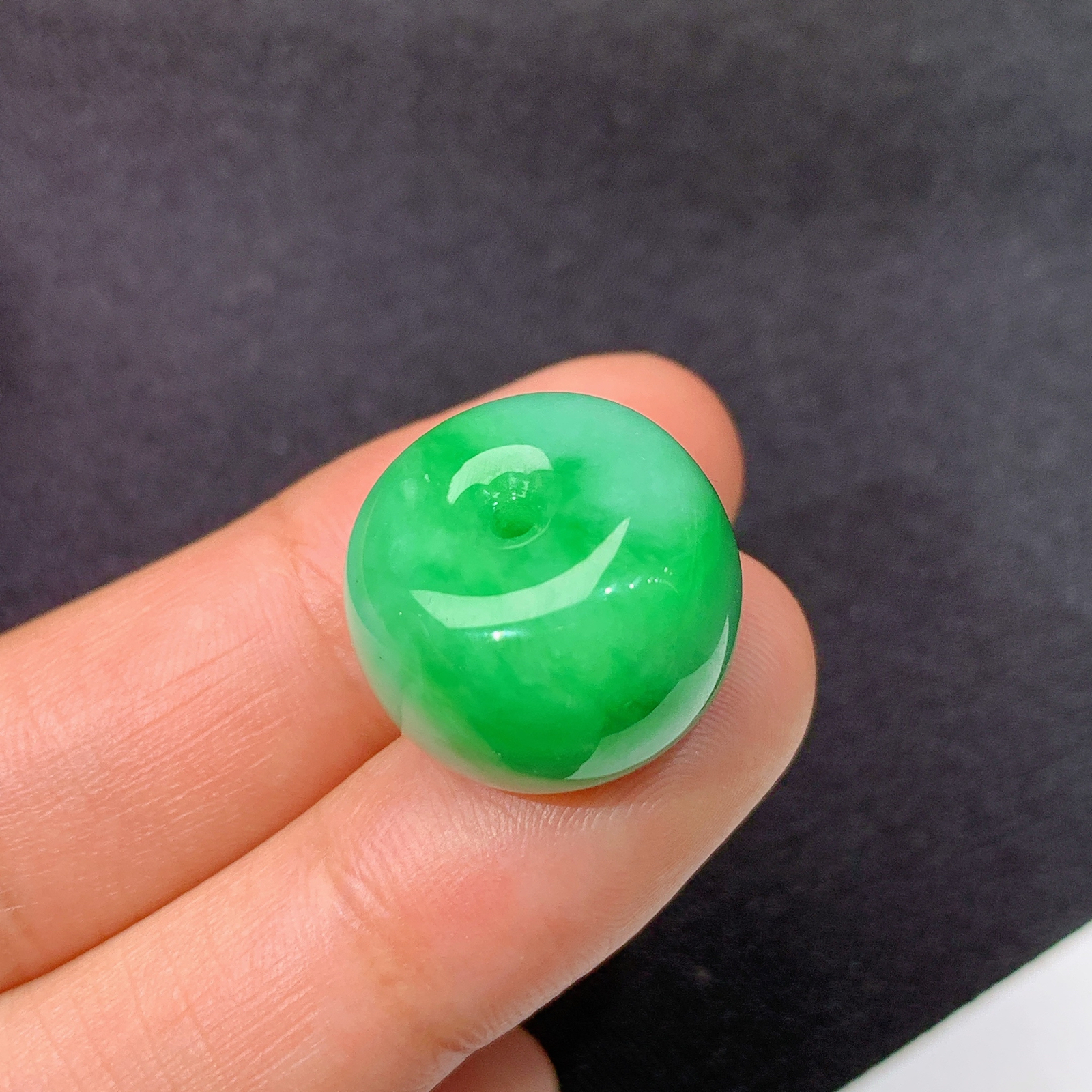 飘绿路路通，冰润色阳，玉质细腻，种水足，Nt  尺寸11.5*16.7