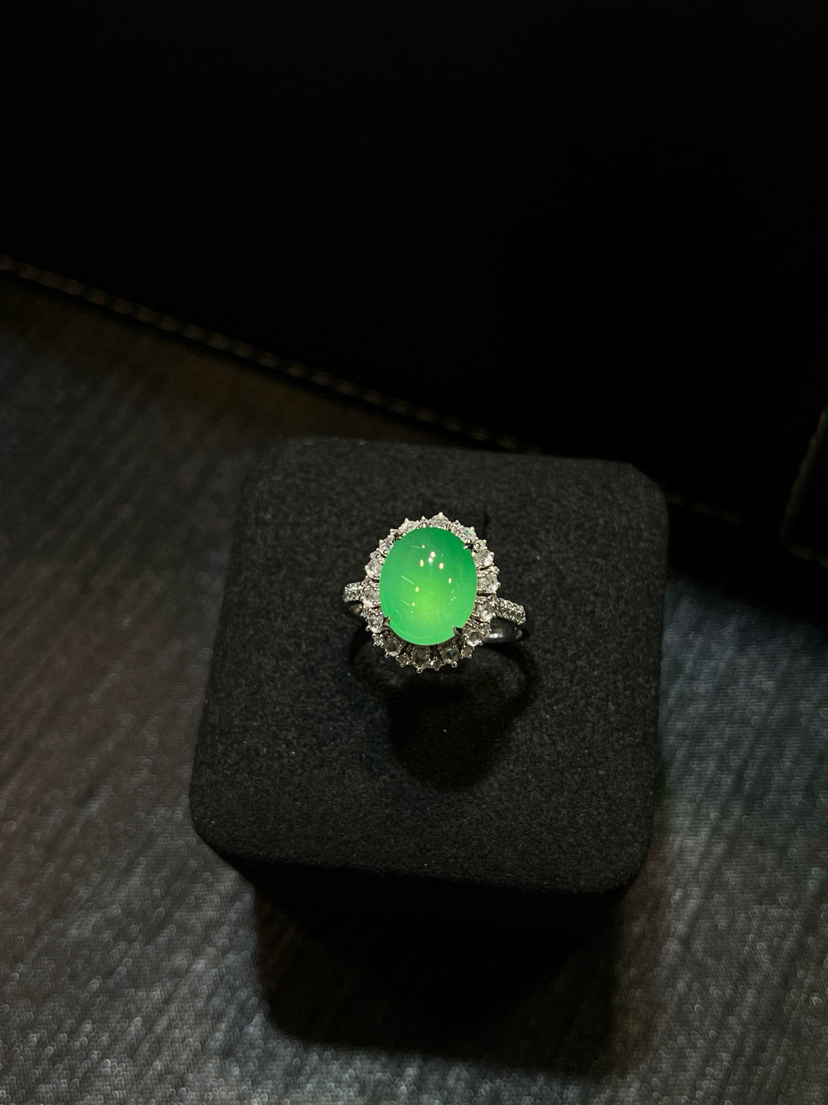 苹果绿蛋面戒指，春天的颜色被我戴手上了
种老色鲜，一抹苹果绿，超显白。
圆润蛋面，谁戴谁好看