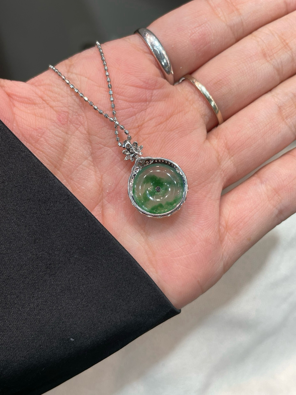 冰晴 飘绿花 平安扣吊坠

18k金配钻镶嵌