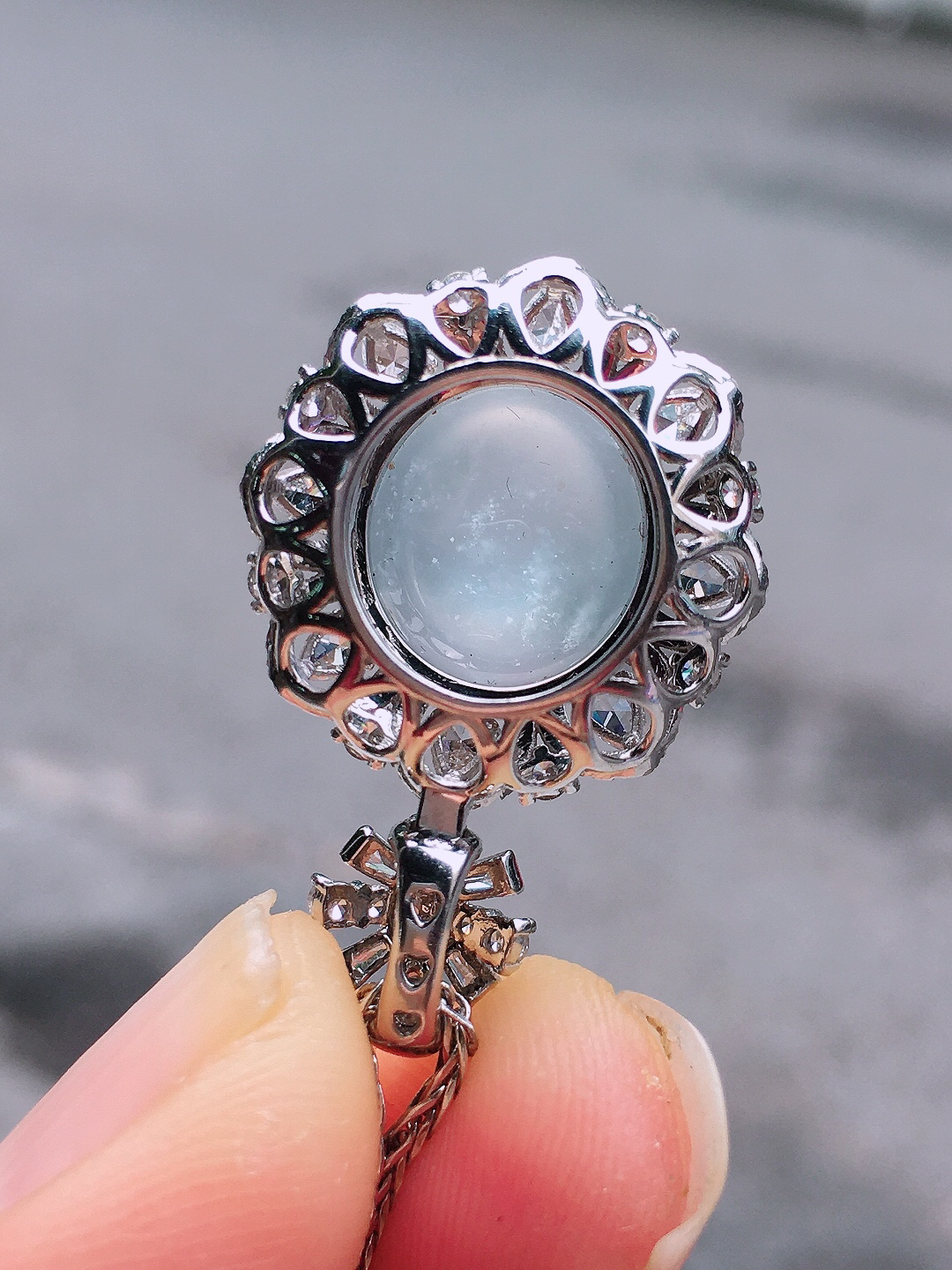 冰种蛋面吊坠，玉质细腻，荧光感超
强，饱满圆润，尽显优雅气质，18k
金豪华镶嵌