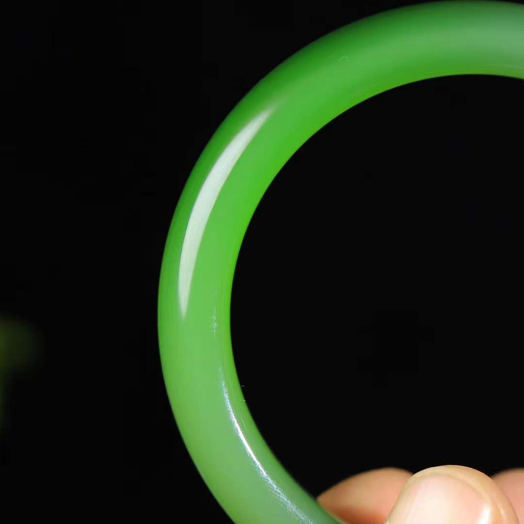 【腕间柔情.手镯】   

收藏级和田玉碧玉手镯 玉质温润细腻 油性十足 古朴秀雅 轻抚岁月的栏杆软香温玉，腕间玉镯轻轻晃动，令人情动心间，撷一缕月末的芬芳，把心思铺陈，时光静美，惟有你最温柔。重52.5克   尺寸55.5-12.6-8.5mm 17302278YY