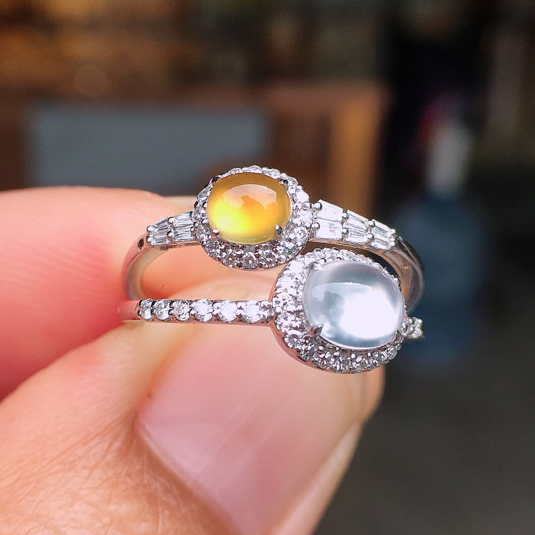 （黄+冰）二合一戒指，色泽均匀艳丽，玉质细腻，荧光感超
强，饱满圆润，尽显优雅气质，18k
金豪华镶嵌