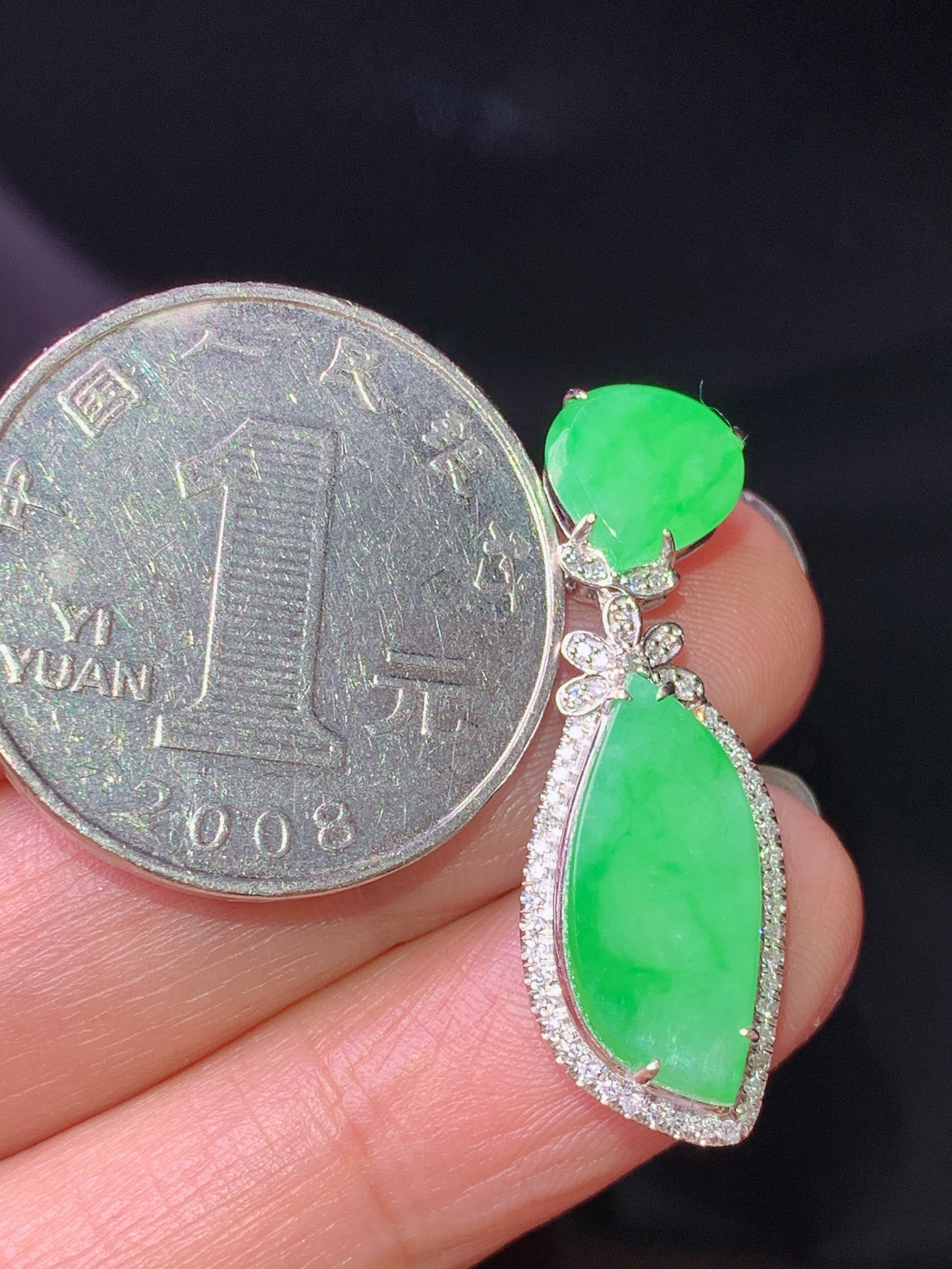 18k金钻镶嵌翠绿随形吊坠 玉质细腻 色泽艳丽清新 水润亮眼 整体尺寸31*10.6*6f3